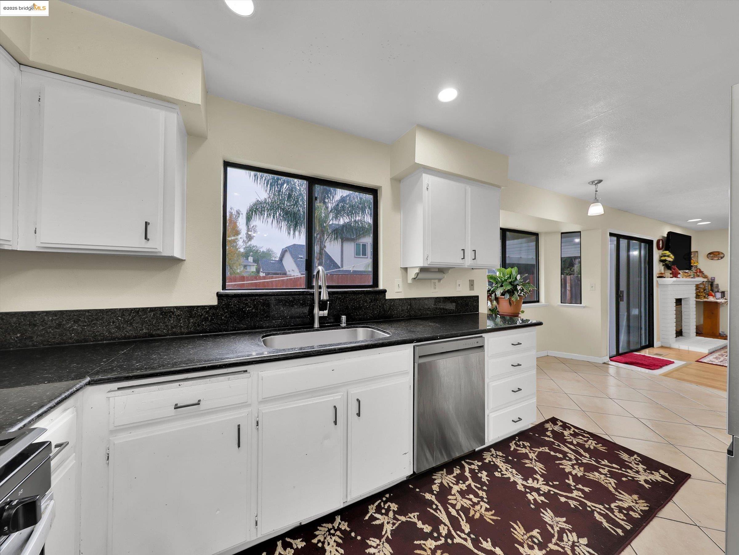 Detail Gallery Image 8 of 29 For 425 Sandy Hill Ct, Antioch,  CA 94509 - 4 Beds | 2/1 Baths