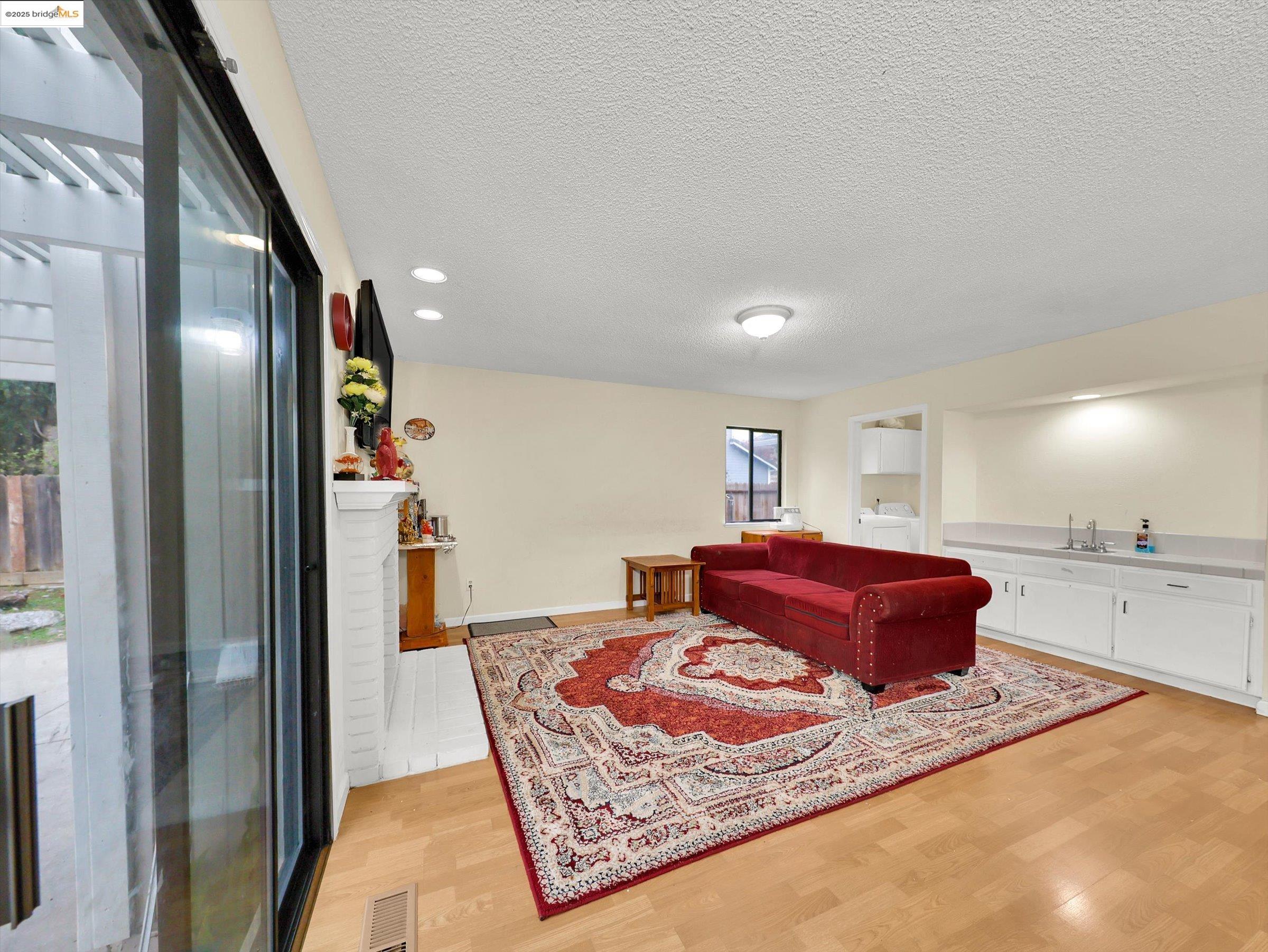 Detail Gallery Image 9 of 29 For 425 Sandy Hill Ct, Antioch,  CA 94509 - 4 Beds | 2/1 Baths