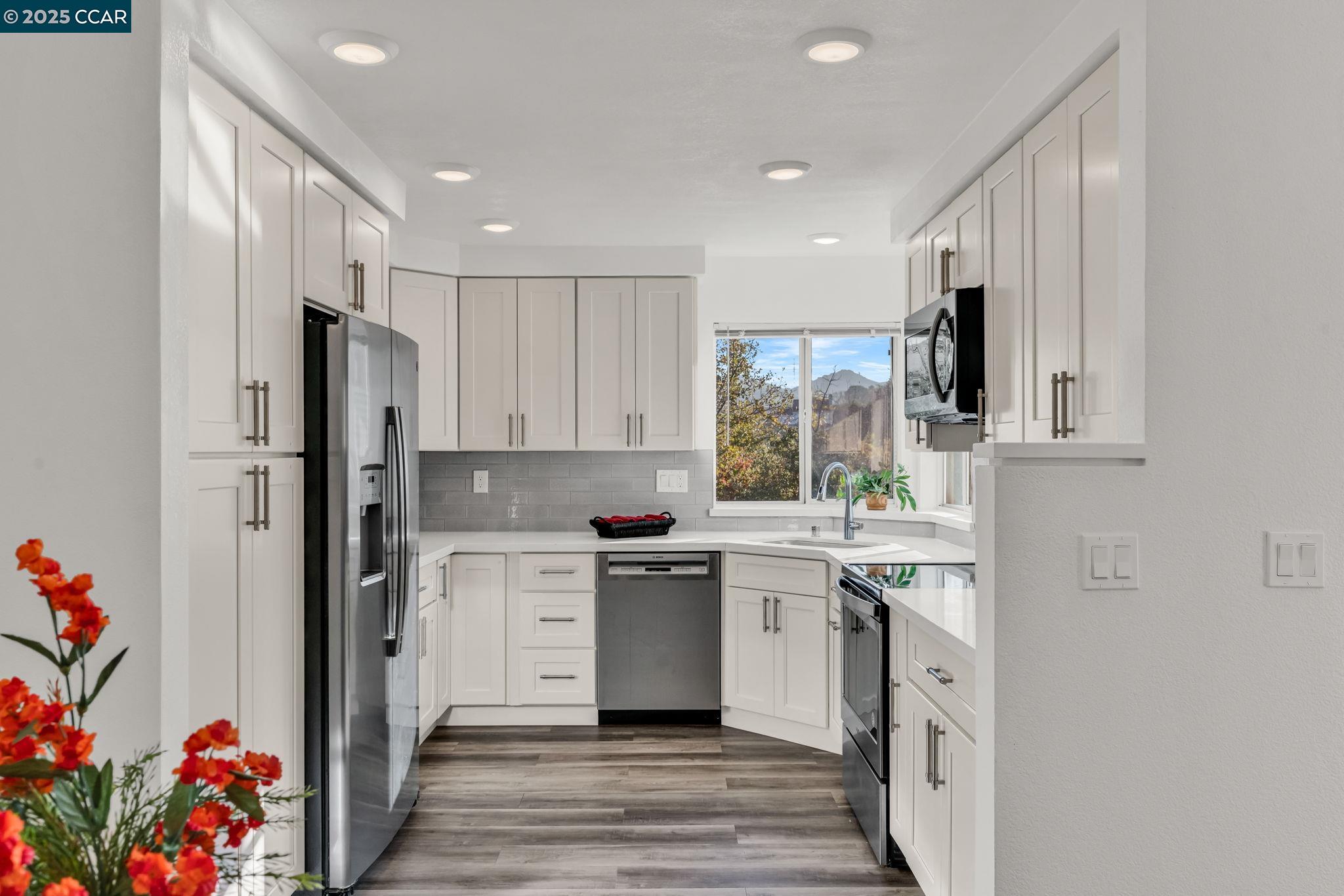 Detail Gallery Image 13 of 52 For 253 Florence Ct, Hercules,  CA 94547 - 2 Beds | 2 Baths