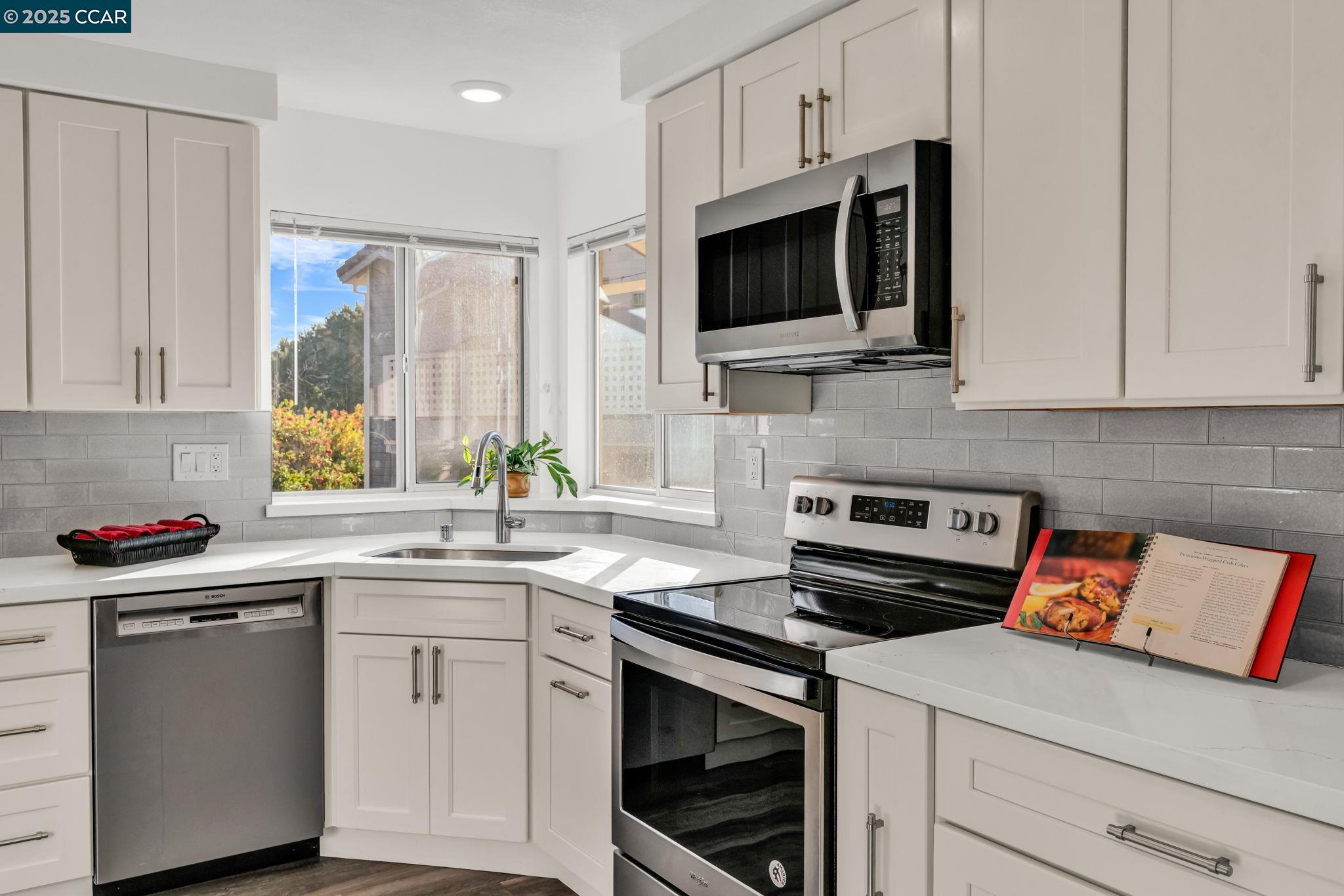 Detail Gallery Image 15 of 52 For 253 Florence Ct, Hercules,  CA 94547 - 2 Beds | 2 Baths