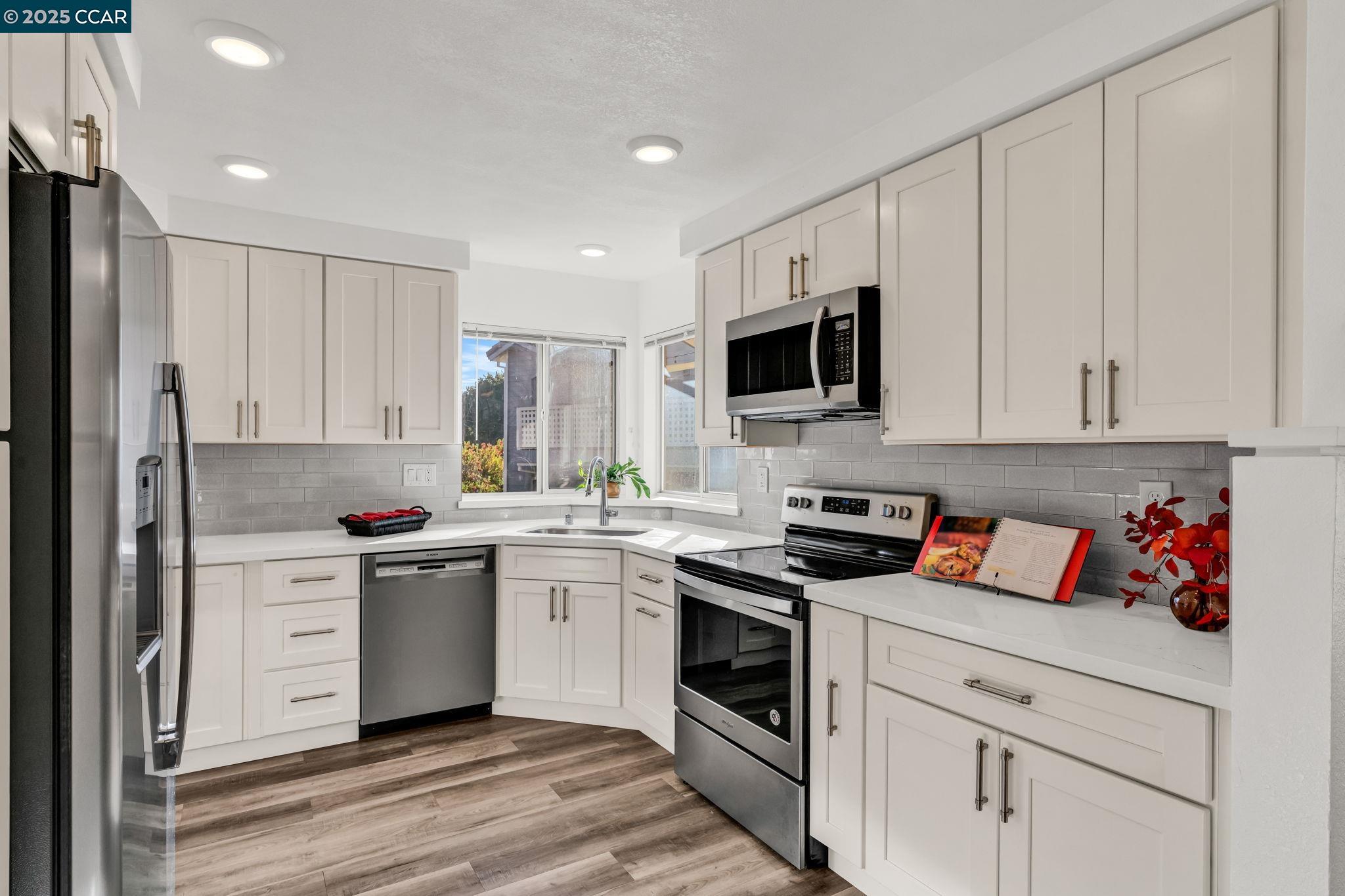 Detail Gallery Image 16 of 52 For 253 Florence Ct, Hercules,  CA 94547 - 2 Beds | 2 Baths