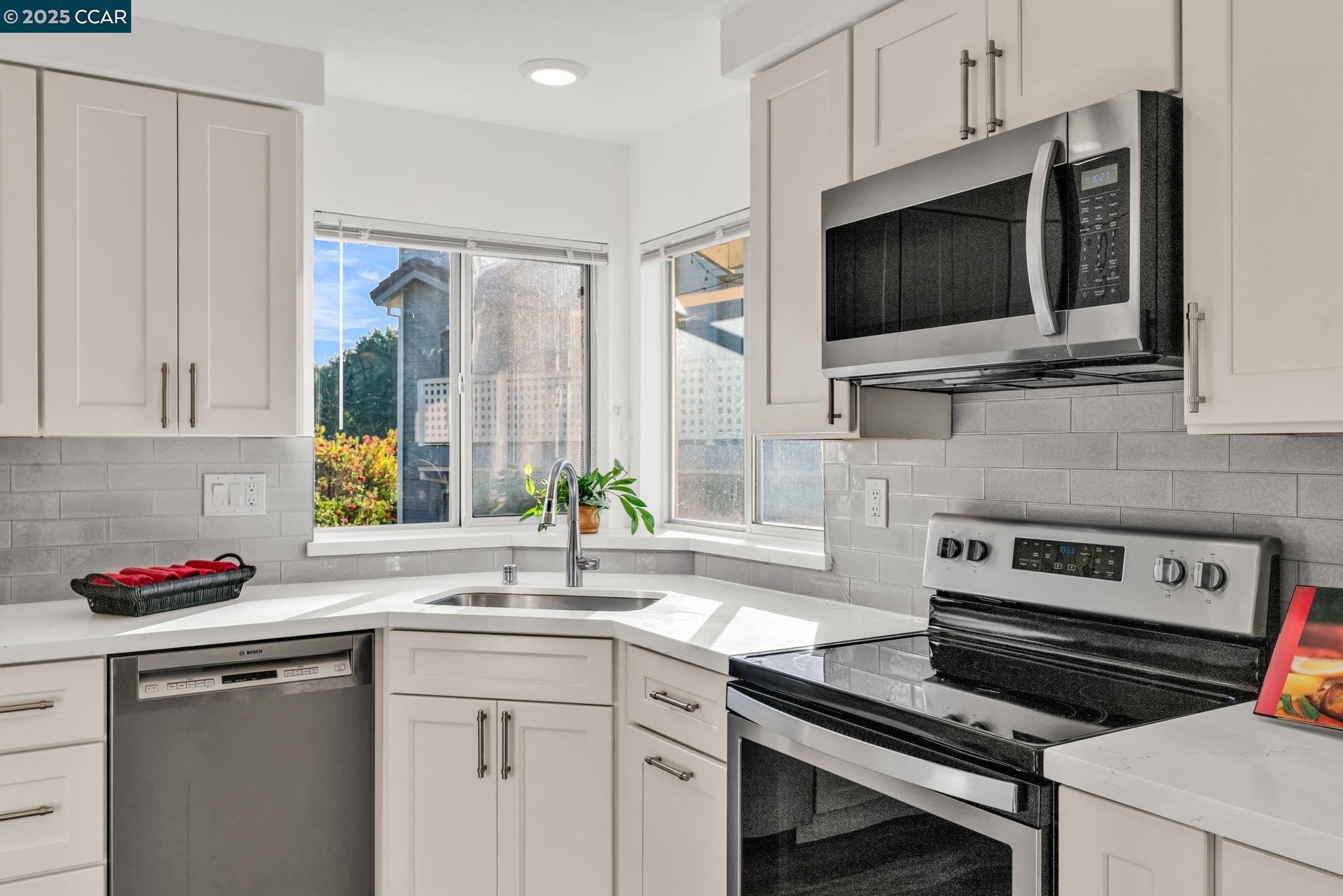 Detail Gallery Image 17 of 52 For 253 Florence Ct, Hercules,  CA 94547 - 2 Beds | 2 Baths