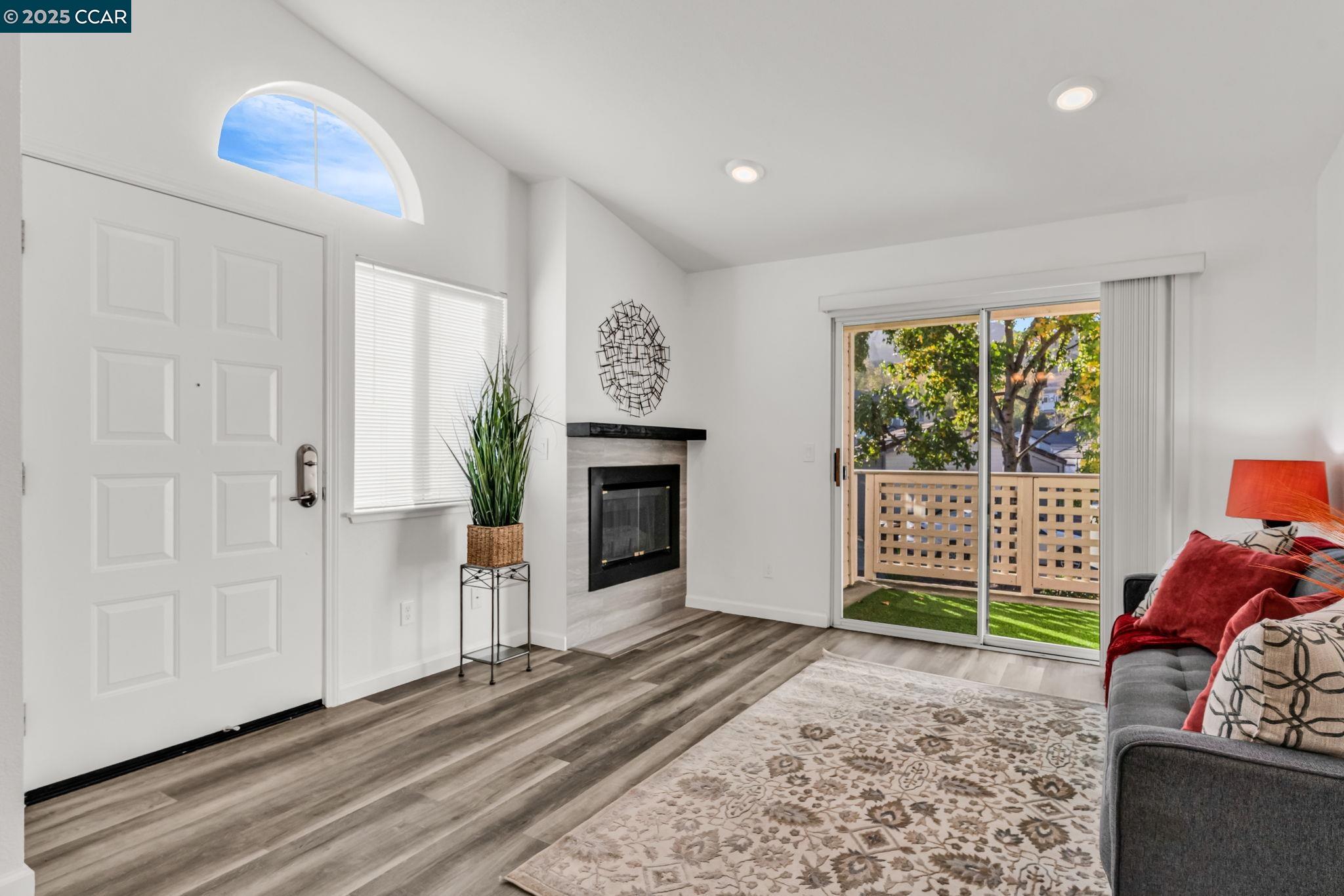 Detail Gallery Image 4 of 52 For 253 Florence Ct, Hercules,  CA 94547 - 2 Beds | 2 Baths