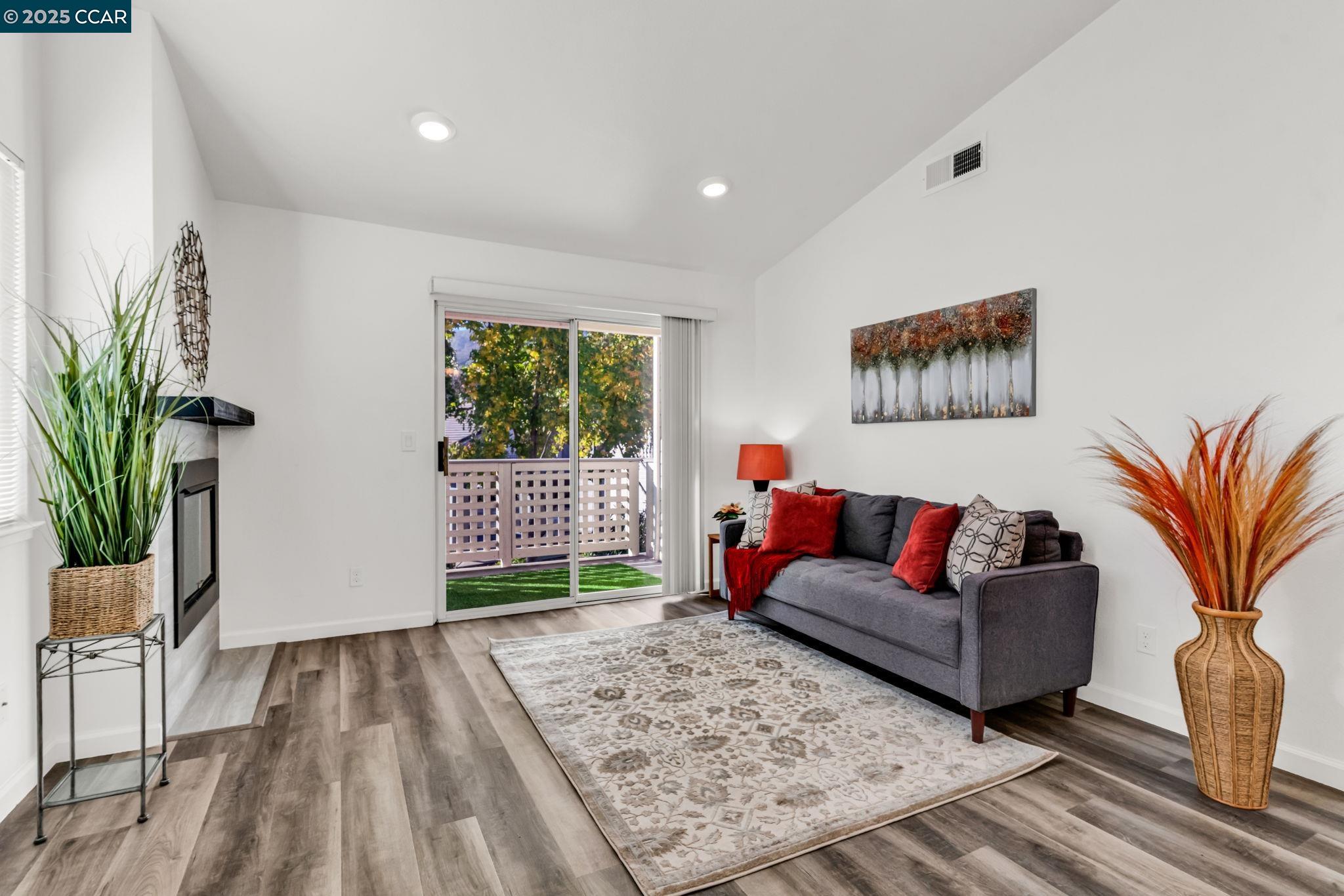 Detail Gallery Image 5 of 52 For 253 Florence Ct, Hercules,  CA 94547 - 2 Beds | 2 Baths