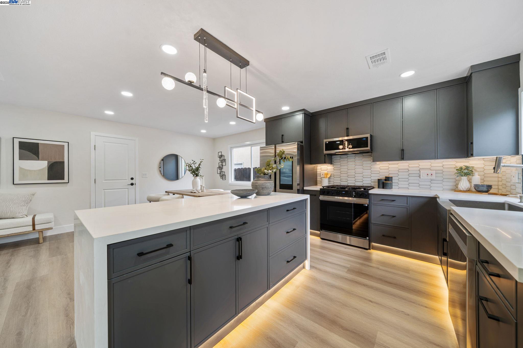 Detail Gallery Image 2 of 39 For 31314 San Andreas Dr, Union City,  CA 94587 - 3 Beds | 2 Baths