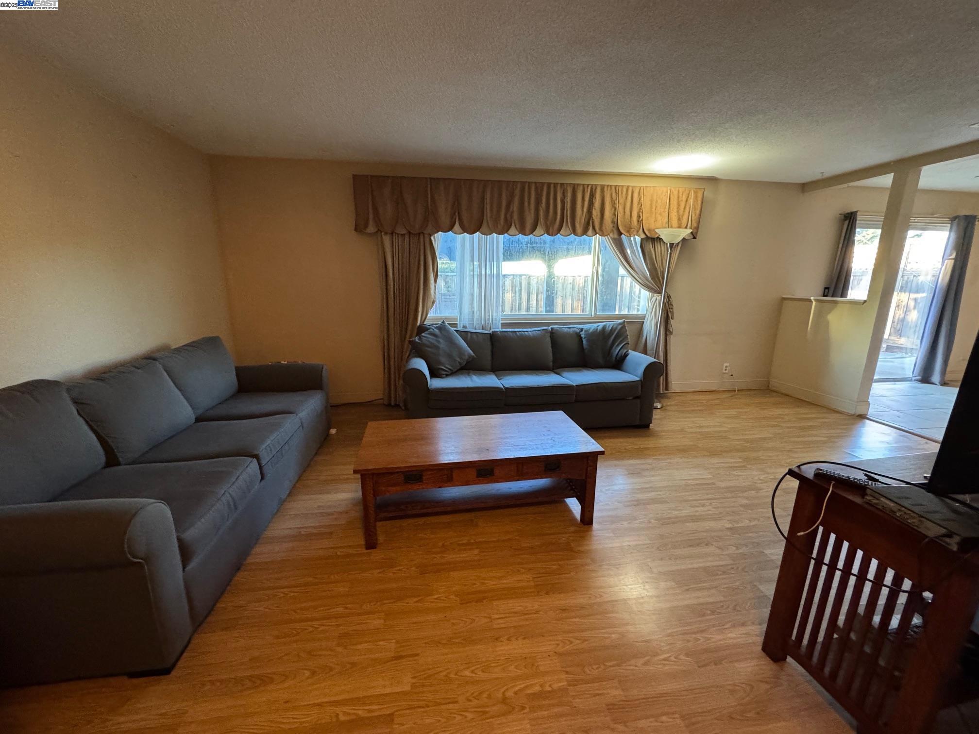 Detail Gallery Image 2 of 17 For 7608 Canterbury Ln, Dublin,  CA 94568 - 3 Beds | 2 Baths