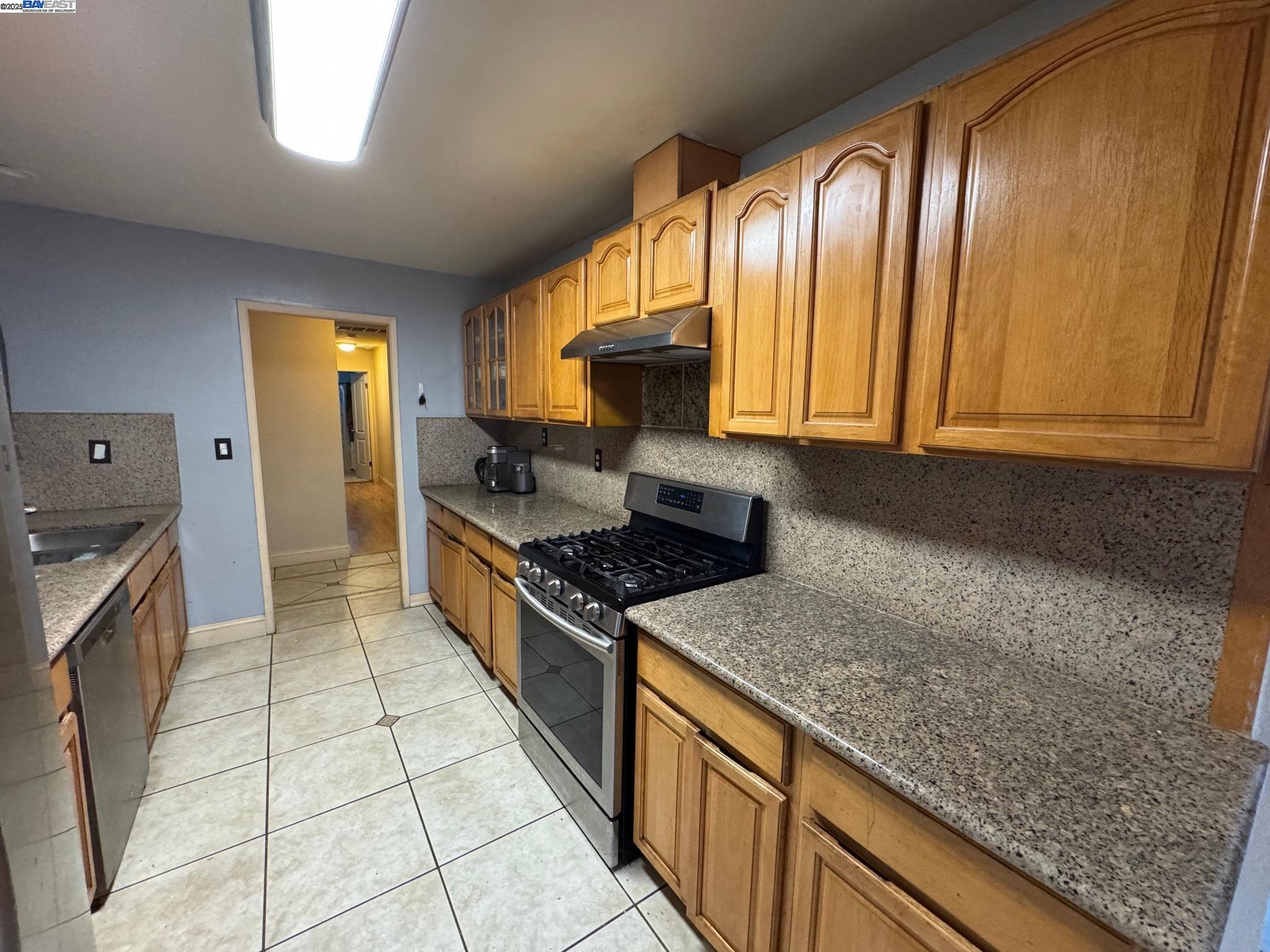 Detail Gallery Image 4 of 17 For 7608 Canterbury Ln, Dublin,  CA 94568 - 3 Beds | 2 Baths