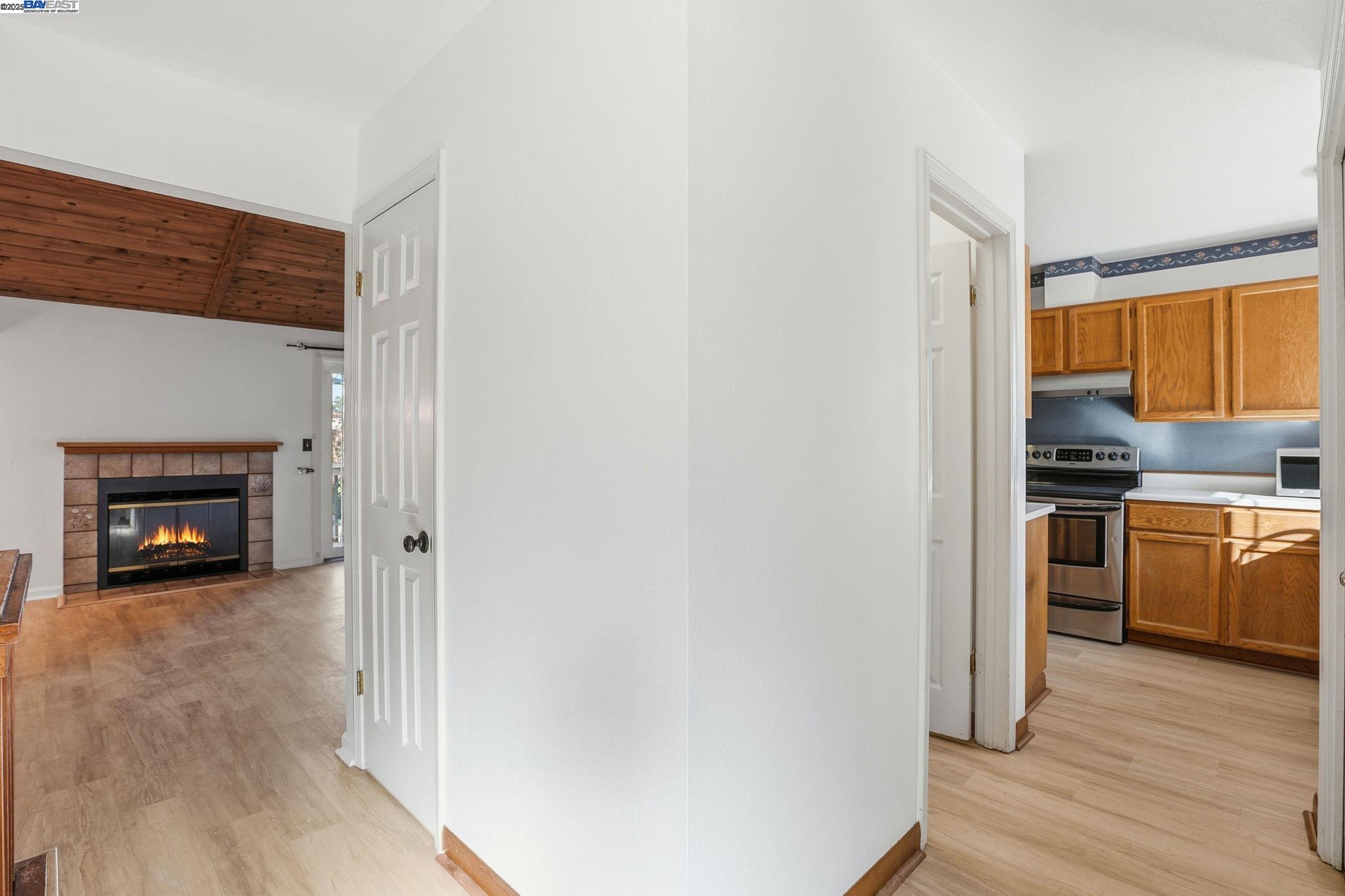 Detail Gallery Image 13 of 48 For 1820 Dalessi Ln, Pinole,  CA 94564 - 2 Beds | 2/1 Baths