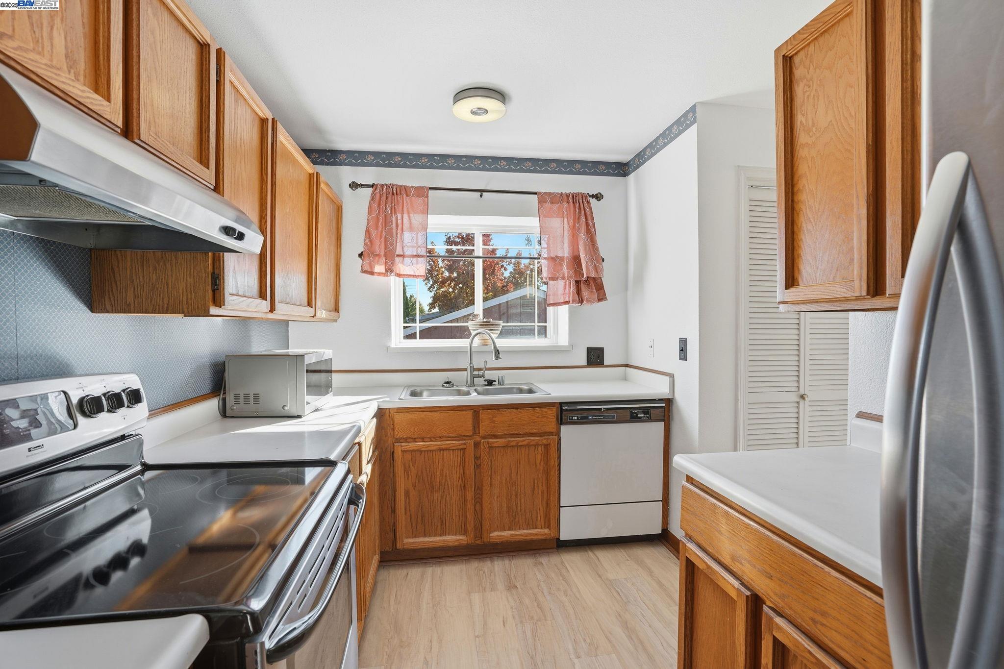 Detail Gallery Image 27 of 48 For 1820 Dalessi Ln, Pinole,  CA 94564 - 2 Beds | 2/1 Baths