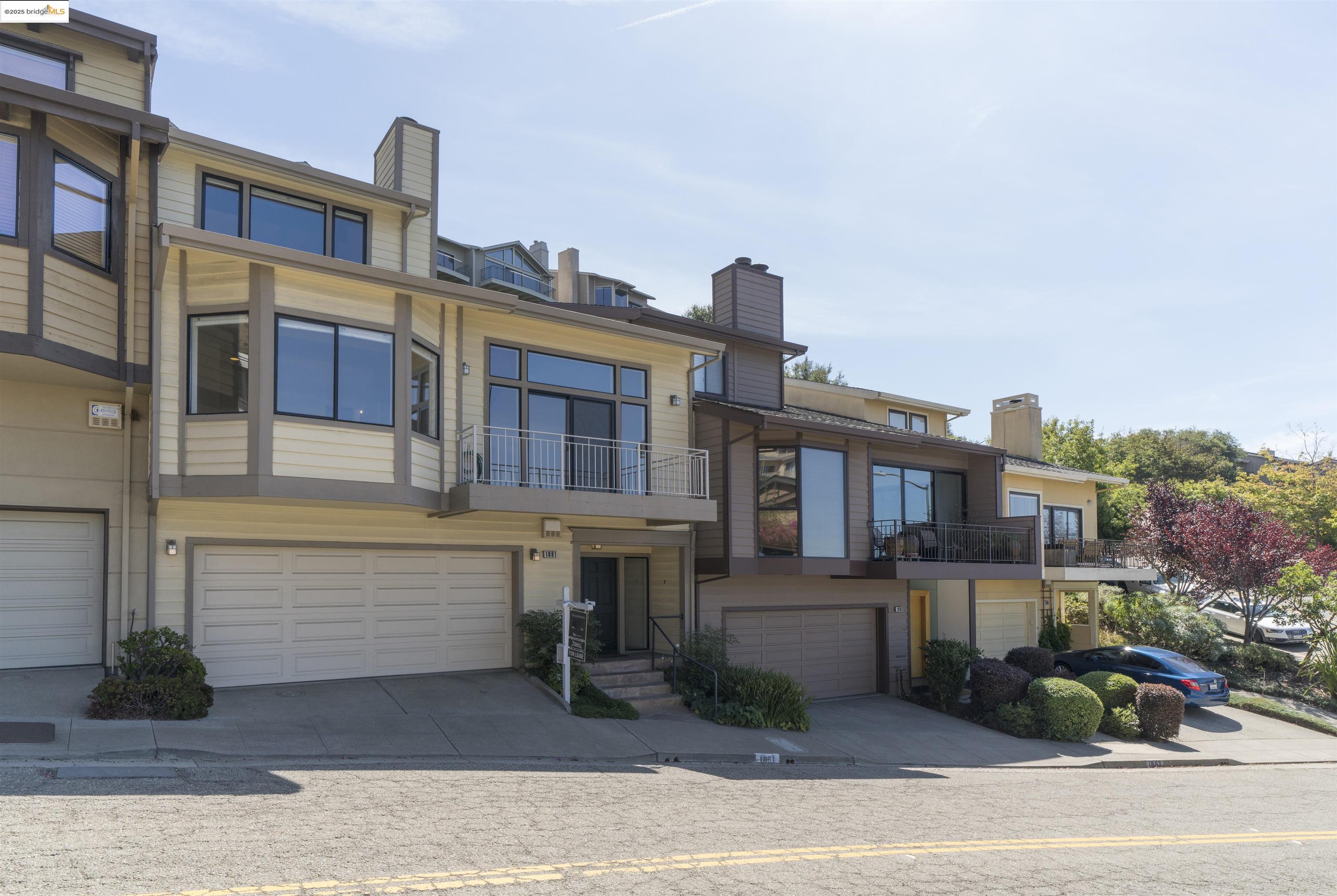 Detail Gallery Image 3 of 54 For 1881 Grand View Drive, Oakland,  CA 94618 - 2 Beds | 2/1 Baths