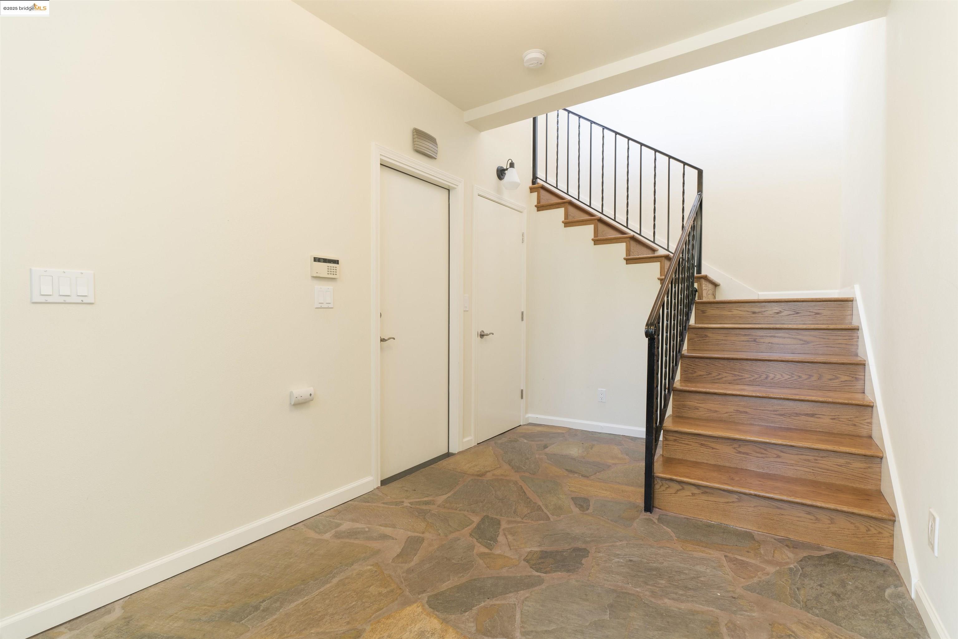 Detail Gallery Image 6 of 54 For 1881 Grand View Drive, Oakland,  CA 94618 - 2 Beds | 2/1 Baths