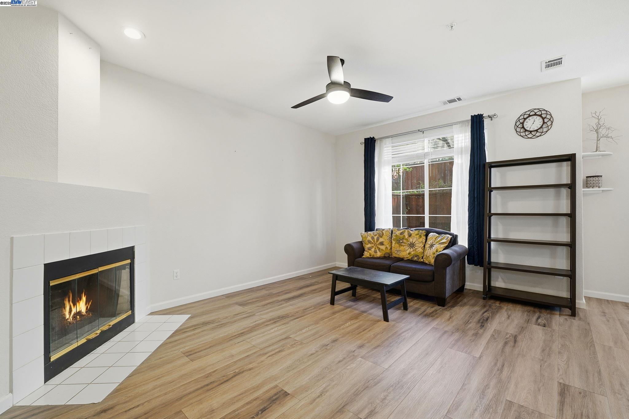 Detail Gallery Image 5 of 18 For 10856 Glengarry Lane, Dublin,  CA 94568 - 2 Beds | 2/1 Baths