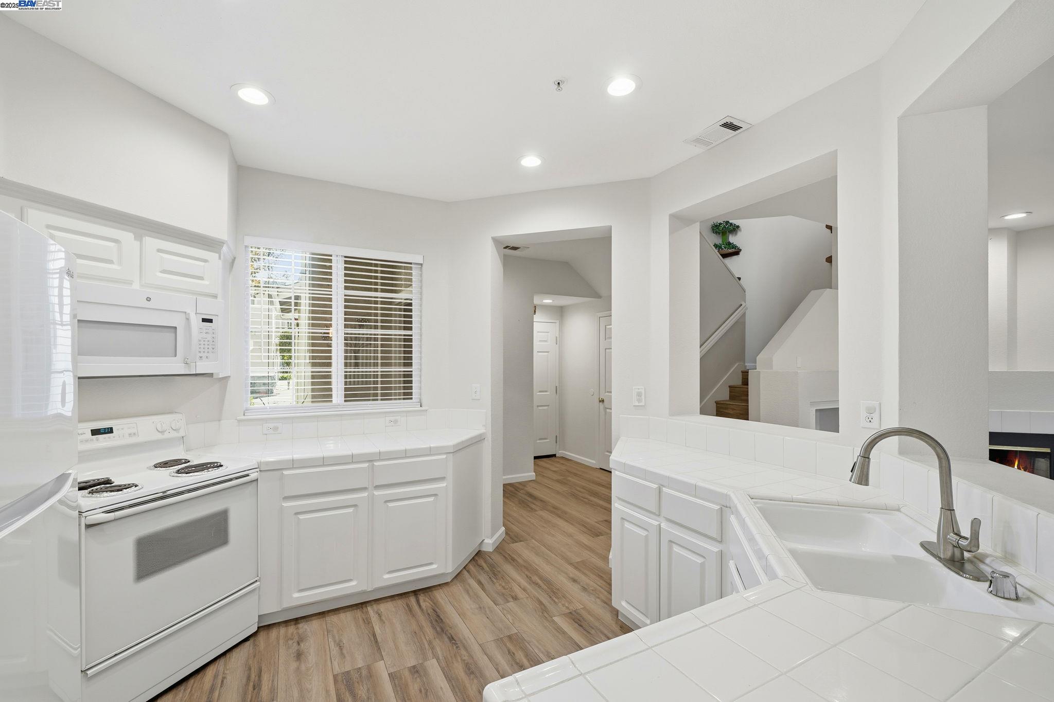 Detail Gallery Image 8 of 18 For 10856 Glengarry Lane, Dublin,  CA 94568 - 2 Beds | 2/1 Baths