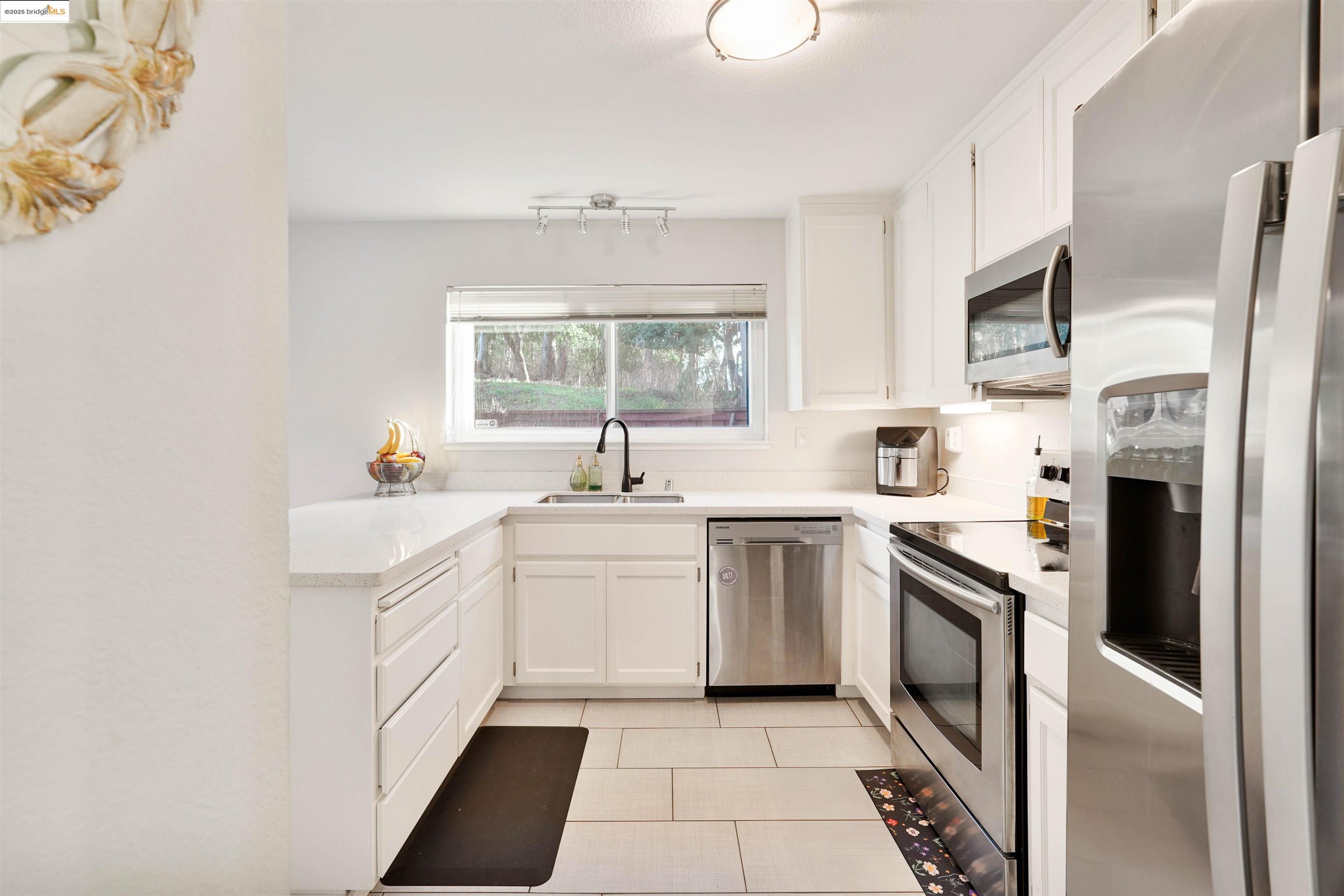 Detail Gallery Image 6 of 50 For 407 Vista Heights Rd, El Cerrito,  CA 94530 - 2 Beds | 2 Baths