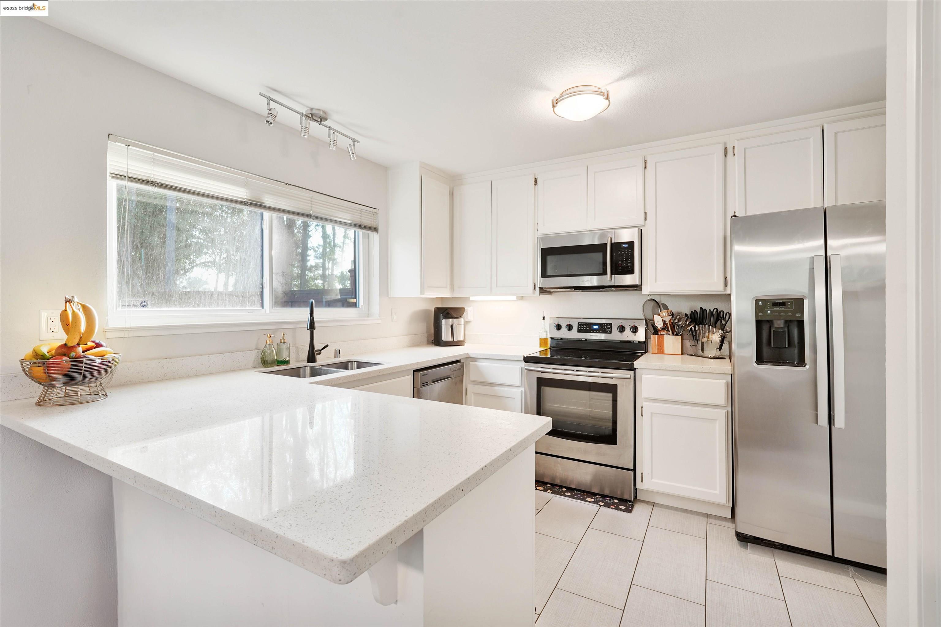 Detail Gallery Image 8 of 50 For 407 Vista Heights Rd, El Cerrito,  CA 94530 - 2 Beds | 2 Baths