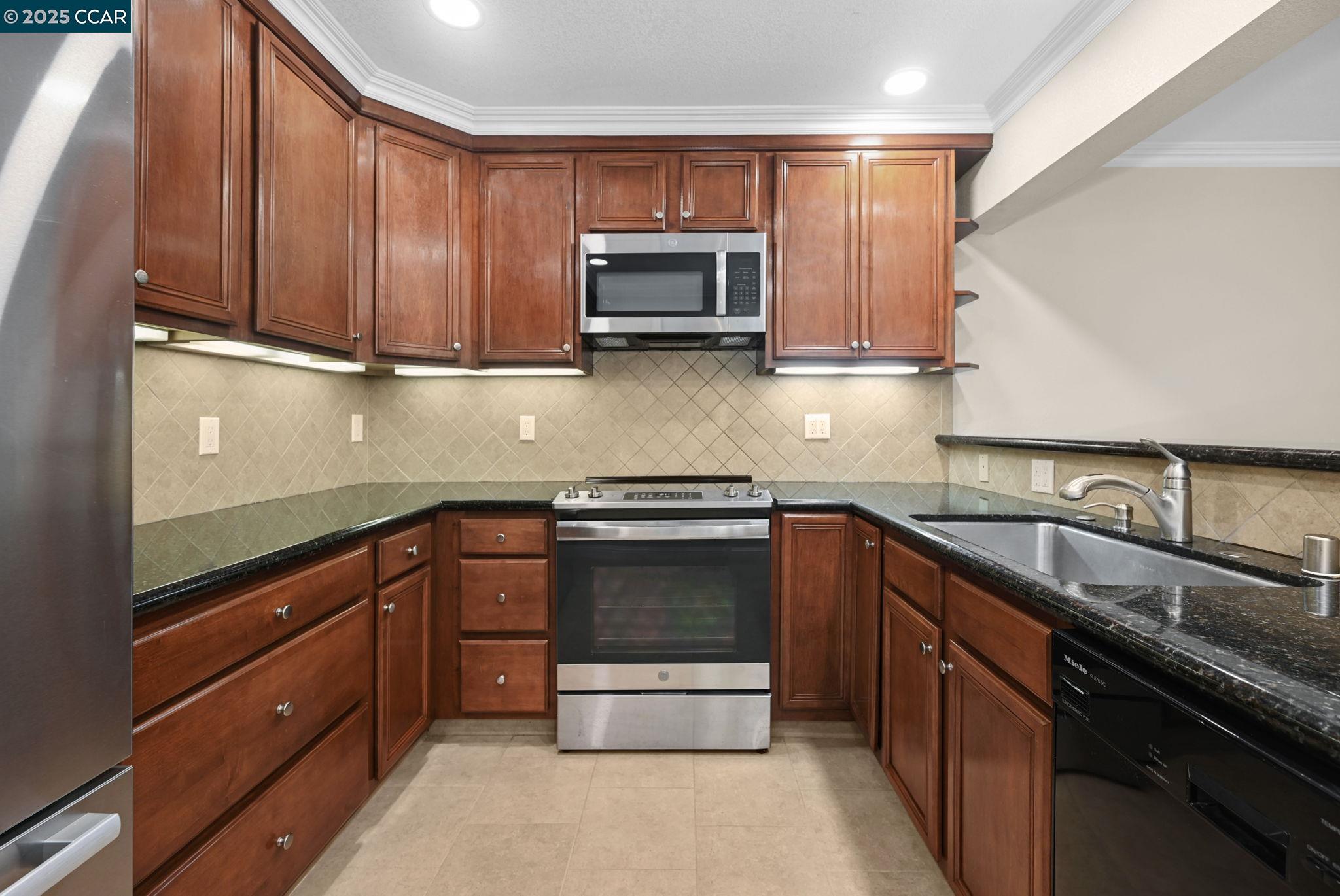 Detail Gallery Image 7 of 24 For 2057 Golden Rain Rd #4,  Walnut Creek,  CA 94595 - 2 Beds | 1 Baths