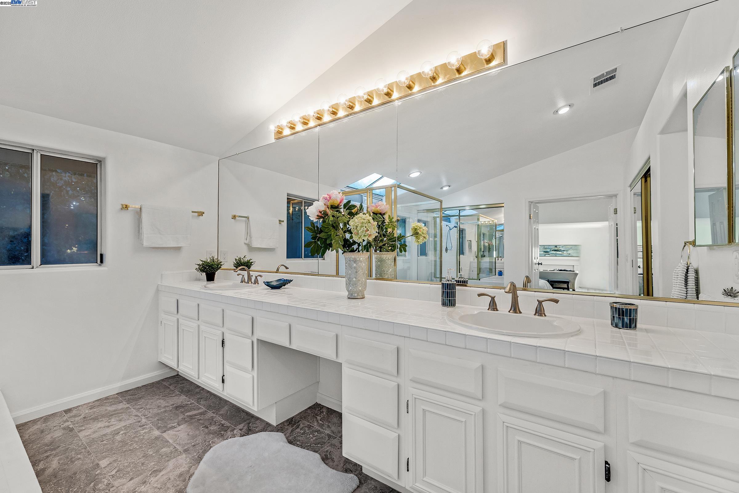 Detail Gallery Image 27 of 48 For 2018 Constitution Ct, San Leandro,  CA 94579 - 5 Beds | 4 Baths