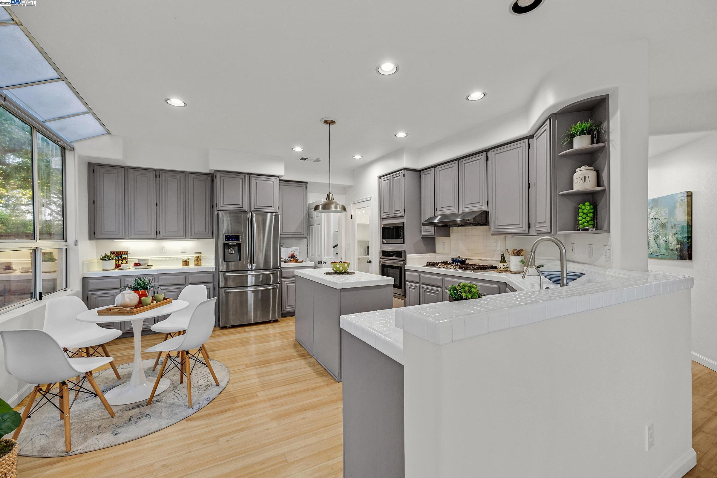 Detail Gallery Image 7 of 48 For 2018 Constitution Ct, San Leandro,  CA 94579 - 5 Beds | 4 Baths