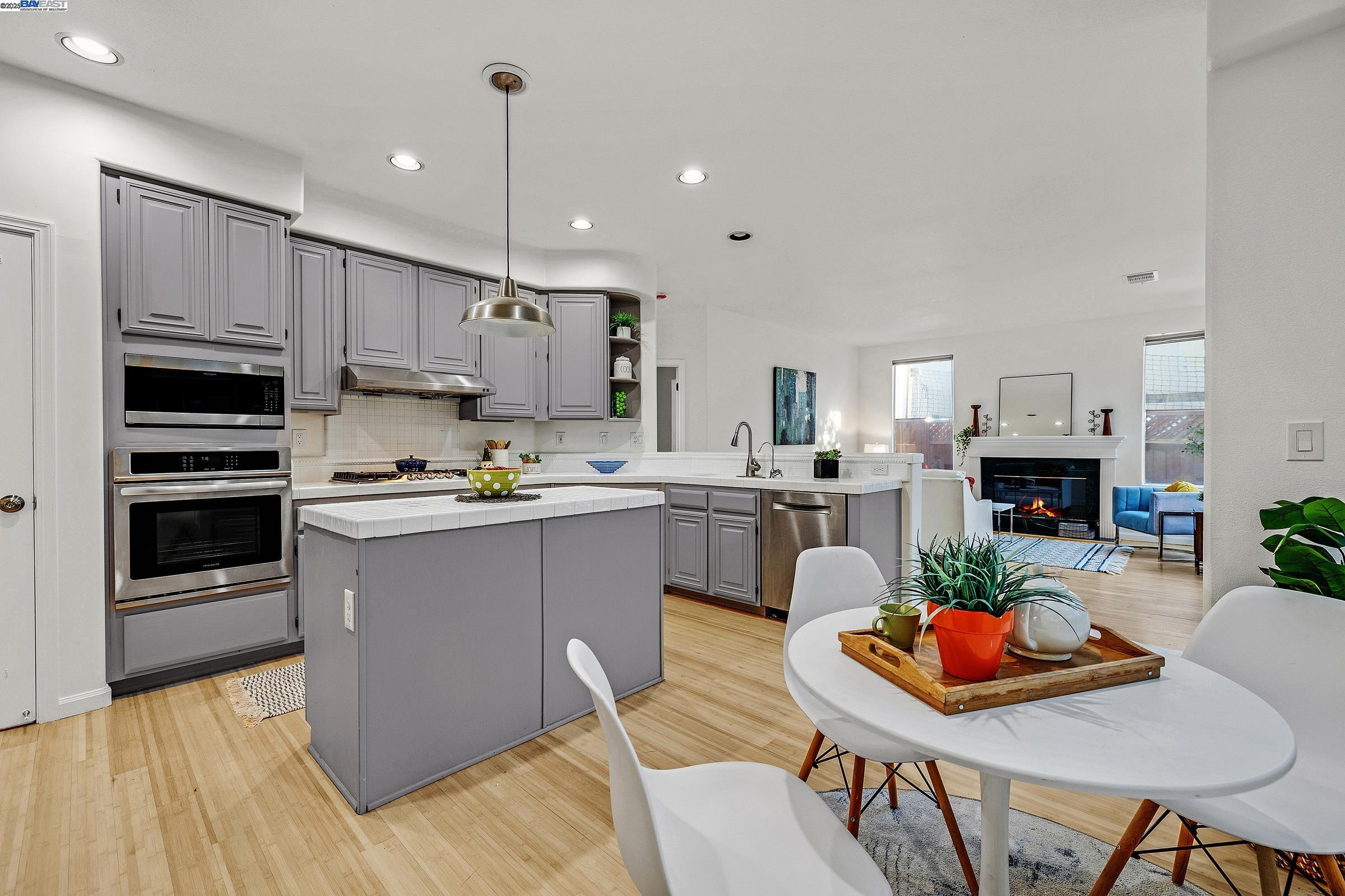 Detail Gallery Image 8 of 48 For 2018 Constitution Ct, San Leandro,  CA 94579 - 5 Beds | 4 Baths