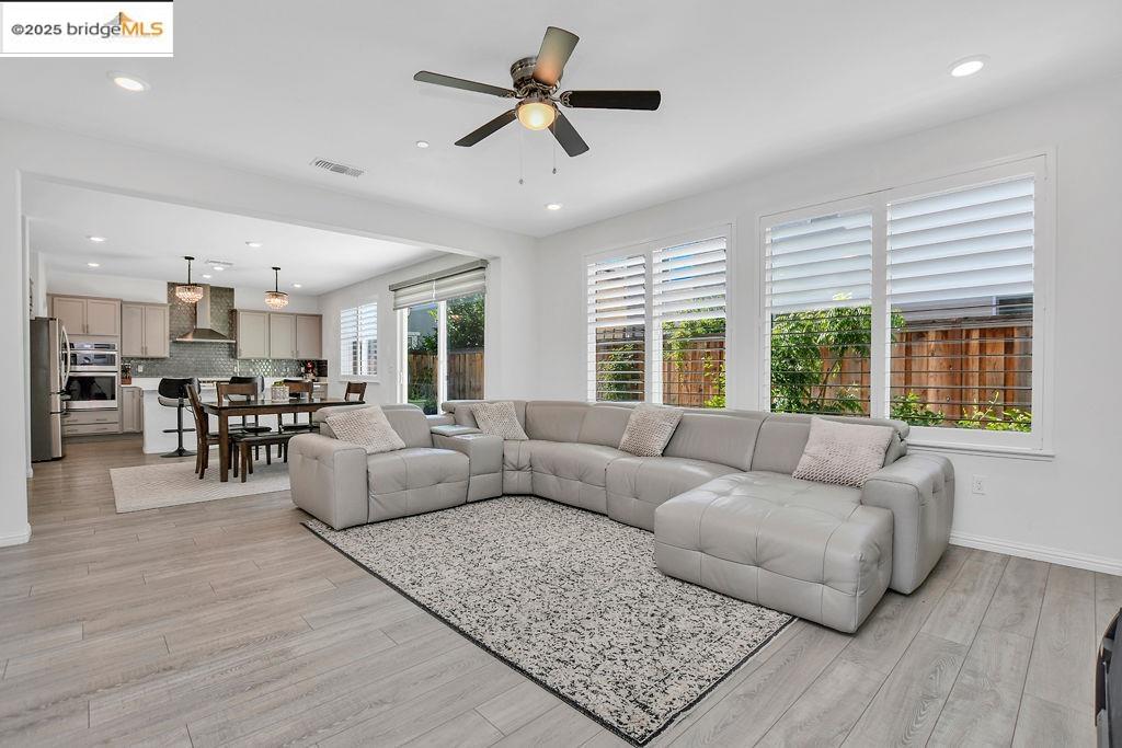 Detail Gallery Image 5 of 24 For 278 Sespe Creek Ave, Brentwood,  CA 94513 - 5 Beds | 4/1 Baths