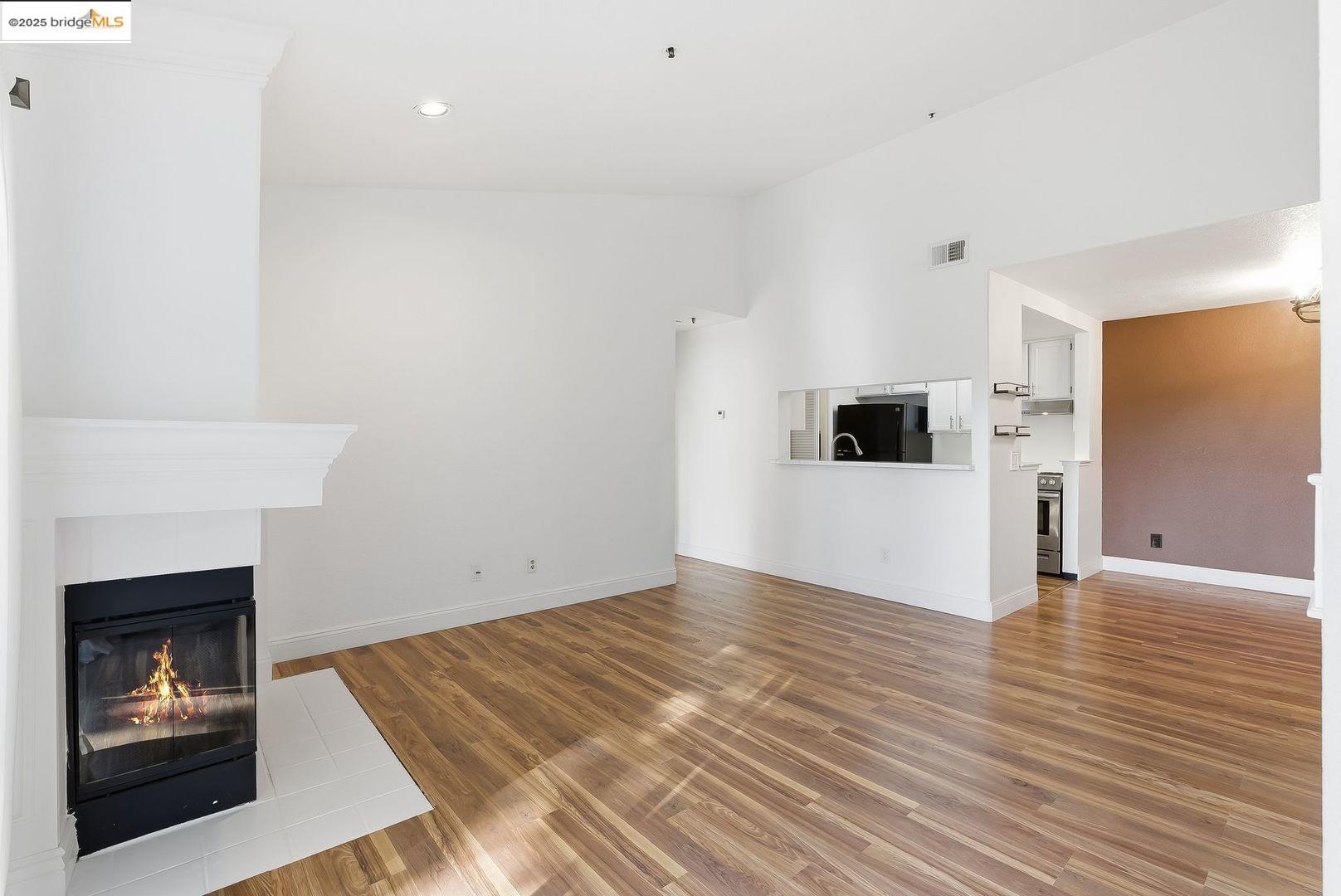 Detail Gallery Image 3 of 33 For 316 Dursey Dr, Pinole,  CA 94564 - 2 Beds | 2 Baths