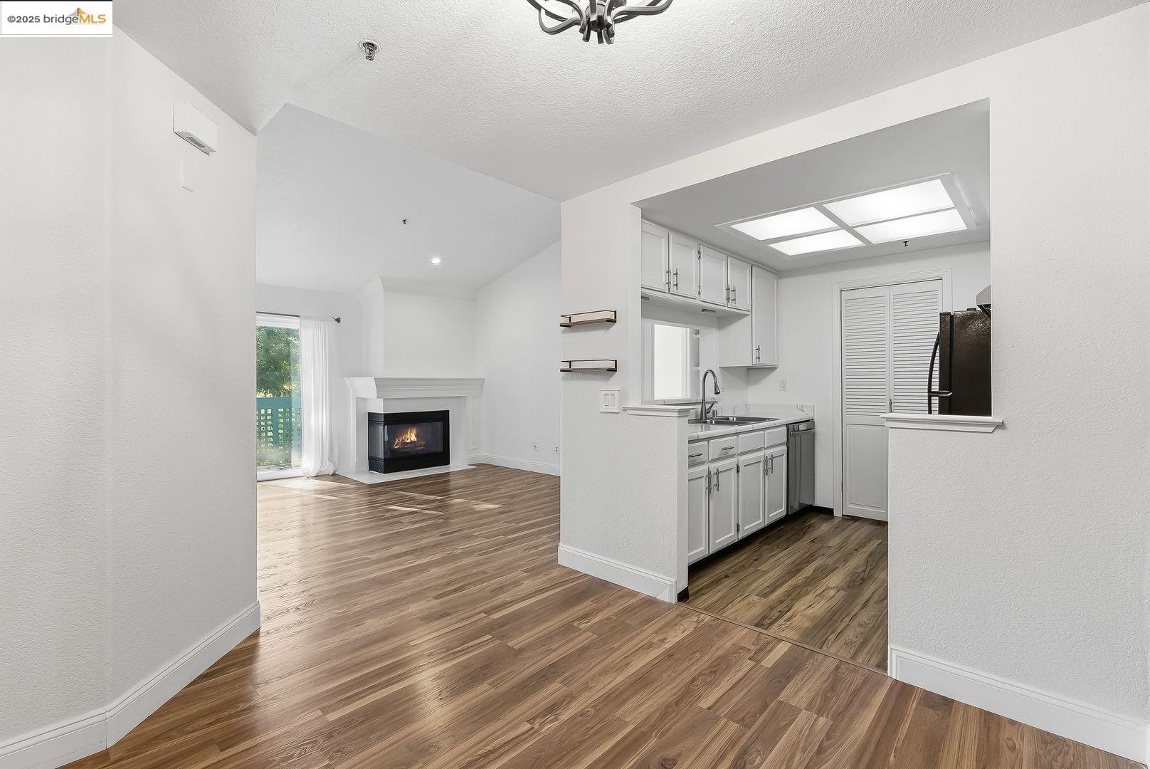 Detail Gallery Image 8 of 33 For 316 Dursey Dr, Pinole,  CA 94564 - 2 Beds | 2 Baths