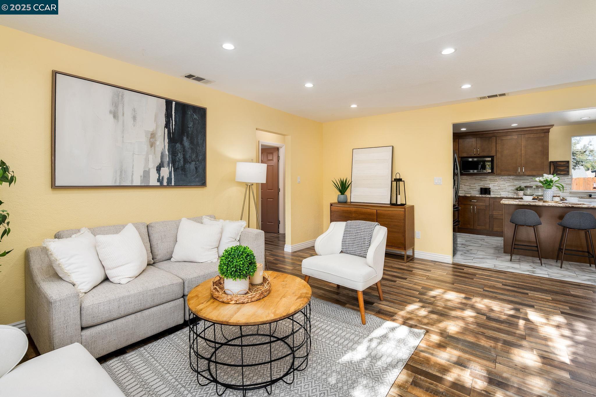 Detail Gallery Image 4 of 27 For 2941 Crawford St, Concord,  CA 94518 - 4 Beds | 2 Baths