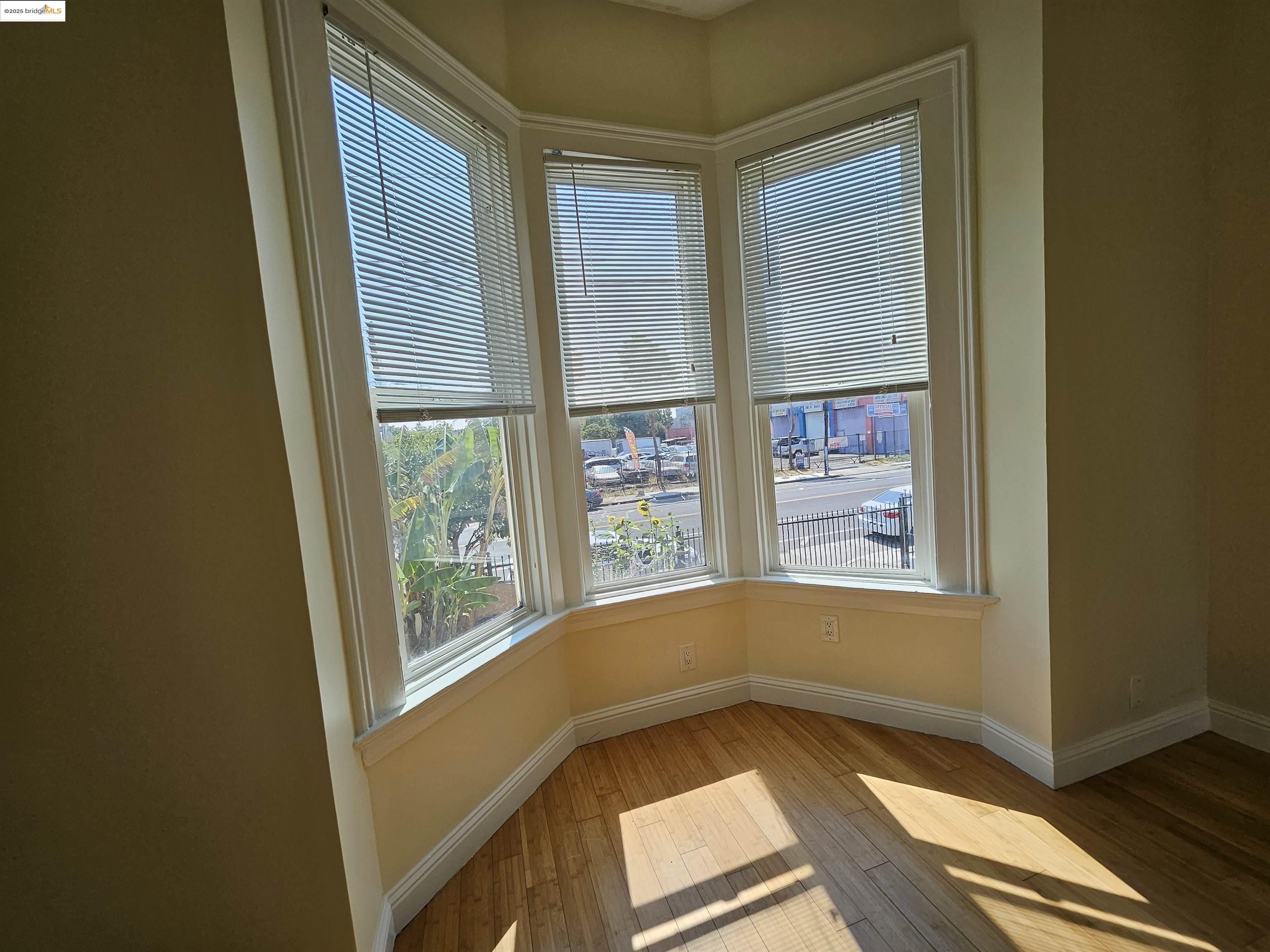 Detail Gallery Image 11 of 18 For 2827 Market, Oakland,  CA 94608 - – Beds | – Baths