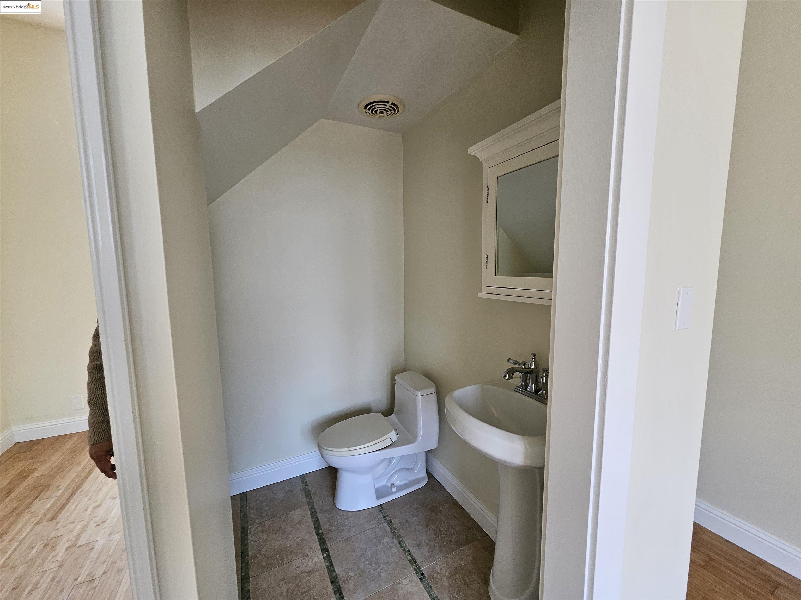 Detail Gallery Image 15 of 18 For 2827 Market, Oakland,  CA 94608 - – Beds | – Baths