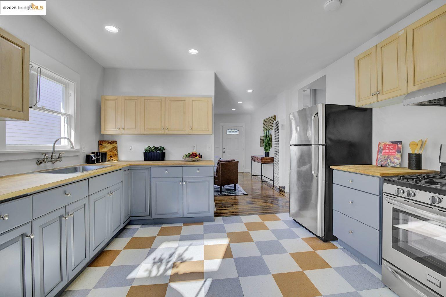 Detail Gallery Image 12 of 46 For 3388 64th Ave, Oakland,  CA 94605 - 3 Beds | 1 Baths