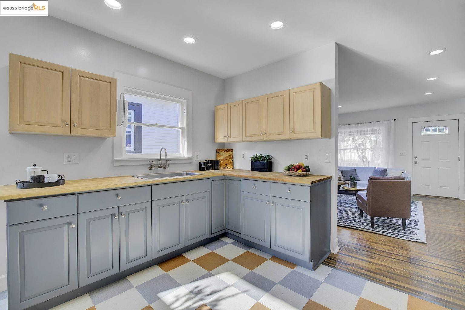 Detail Gallery Image 13 of 46 For 3388 64th Ave, Oakland,  CA 94605 - 3 Beds | 1 Baths