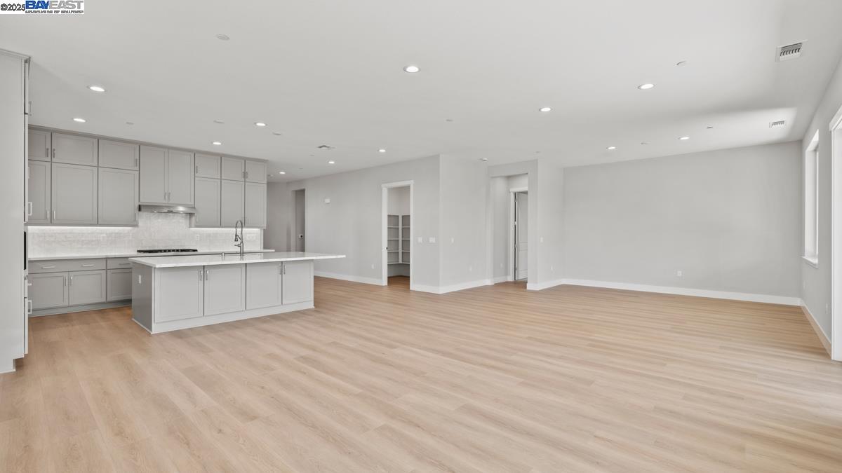 Detail Gallery Image 8 of 26 For 1368 Crescent Avenue, Manteca,  CA 95336 - 2 Beds | 2/1 Baths