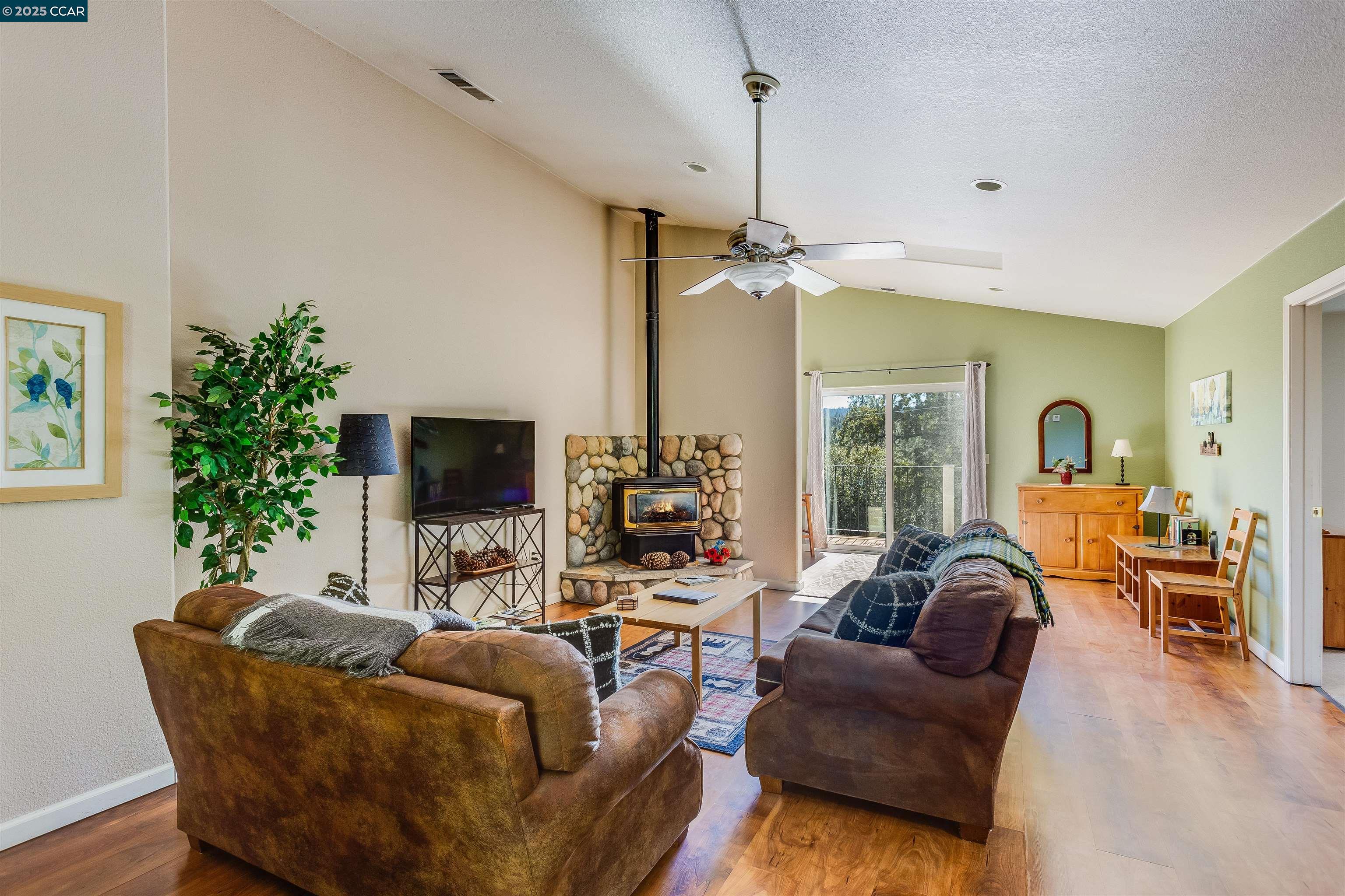 Detail Gallery Image 9 of 55 For 19112 Dyer Ct, Groveland,  CA 95321 - 6 Beds | 4 Baths