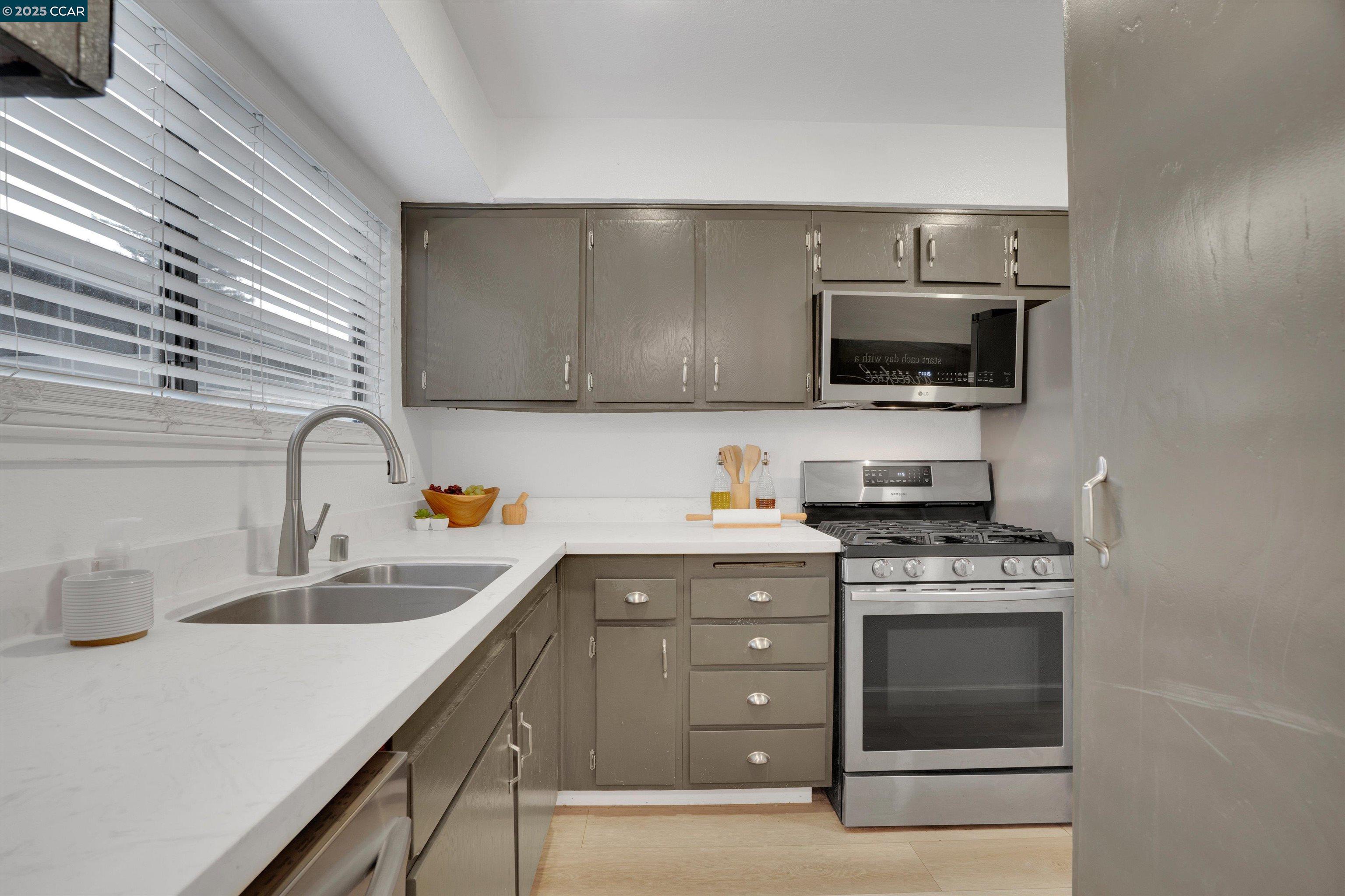 Photo #3: 41118704 Listing: Photo #3