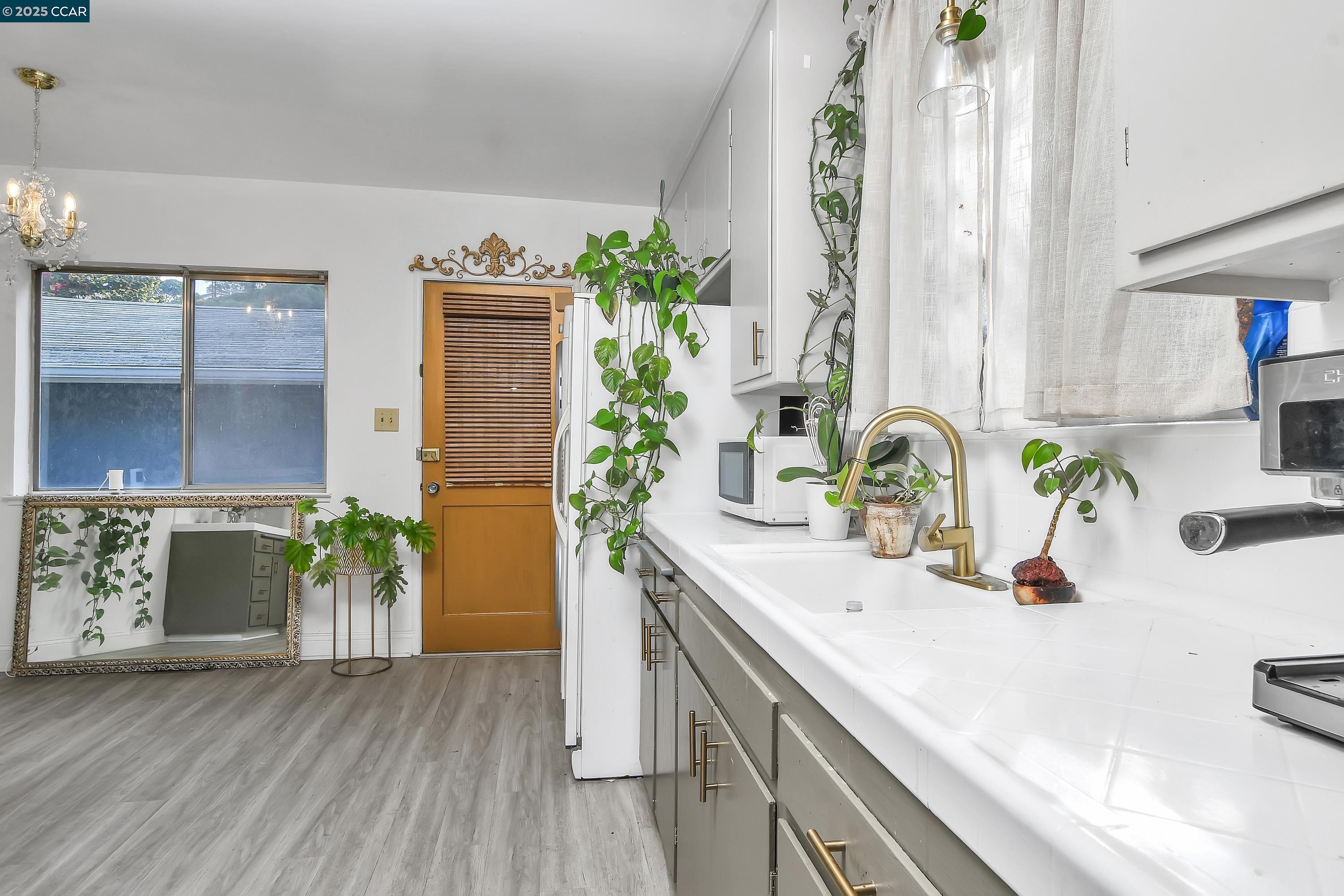 Detail Gallery Image 11 of 18 For 2437 Alhambra Ave, Martinez,  CA 94553 - 2 Beds | 1 Baths