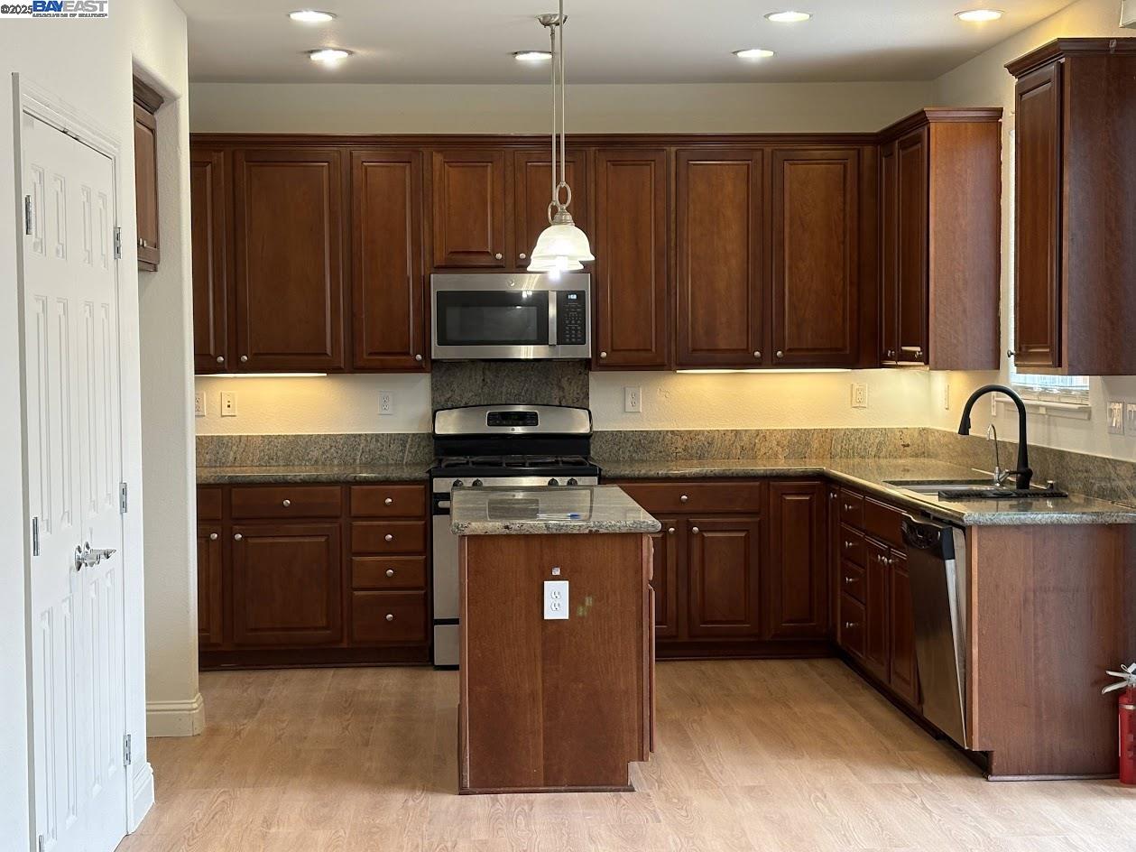 Detail Gallery Image 4 of 25 For 192 S Tranquilidad St, Mountain House,  CA 95391 - 4 Beds | 2/1 Baths