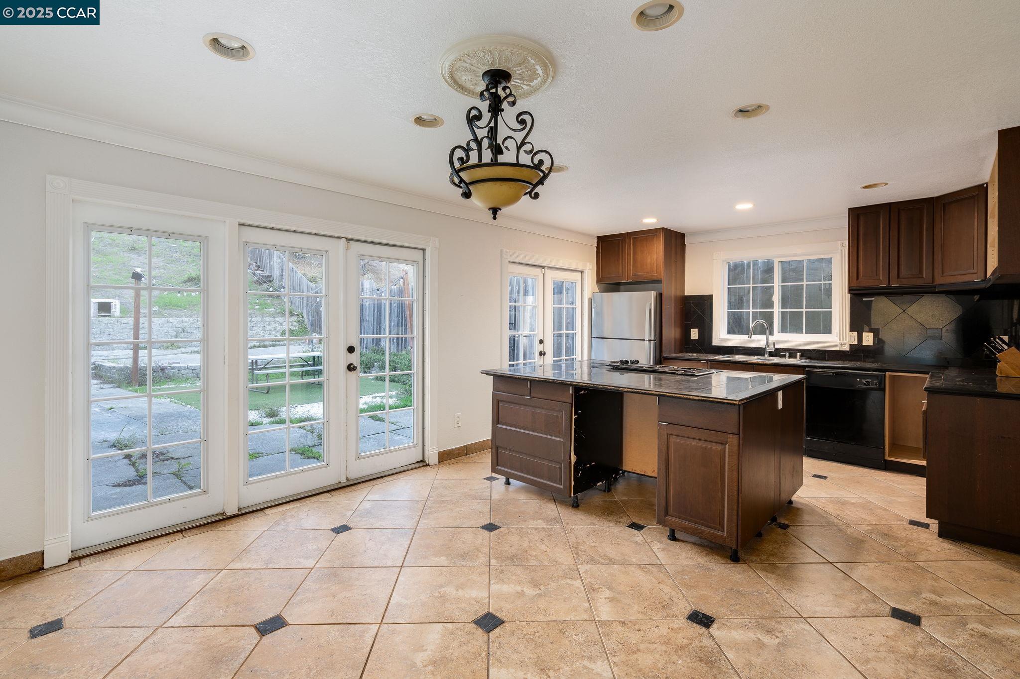 Detail Gallery Image 15 of 45 For 2901 Canterbury Dr, Richmond,  CA 94806 - 3 Beds | 2 Baths