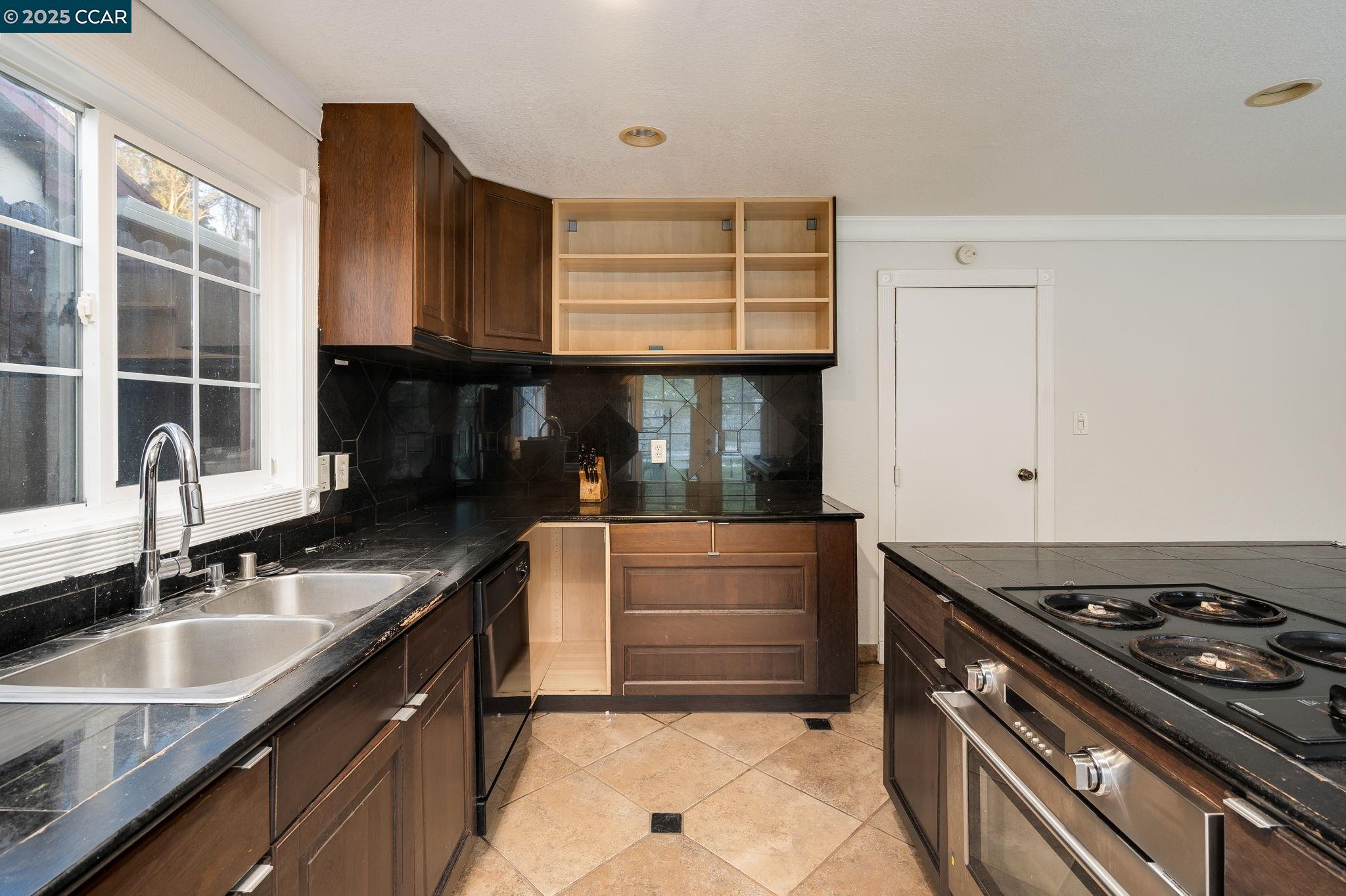 Detail Gallery Image 19 of 45 For 2901 Canterbury Dr, Richmond,  CA 94806 - 3 Beds | 2 Baths