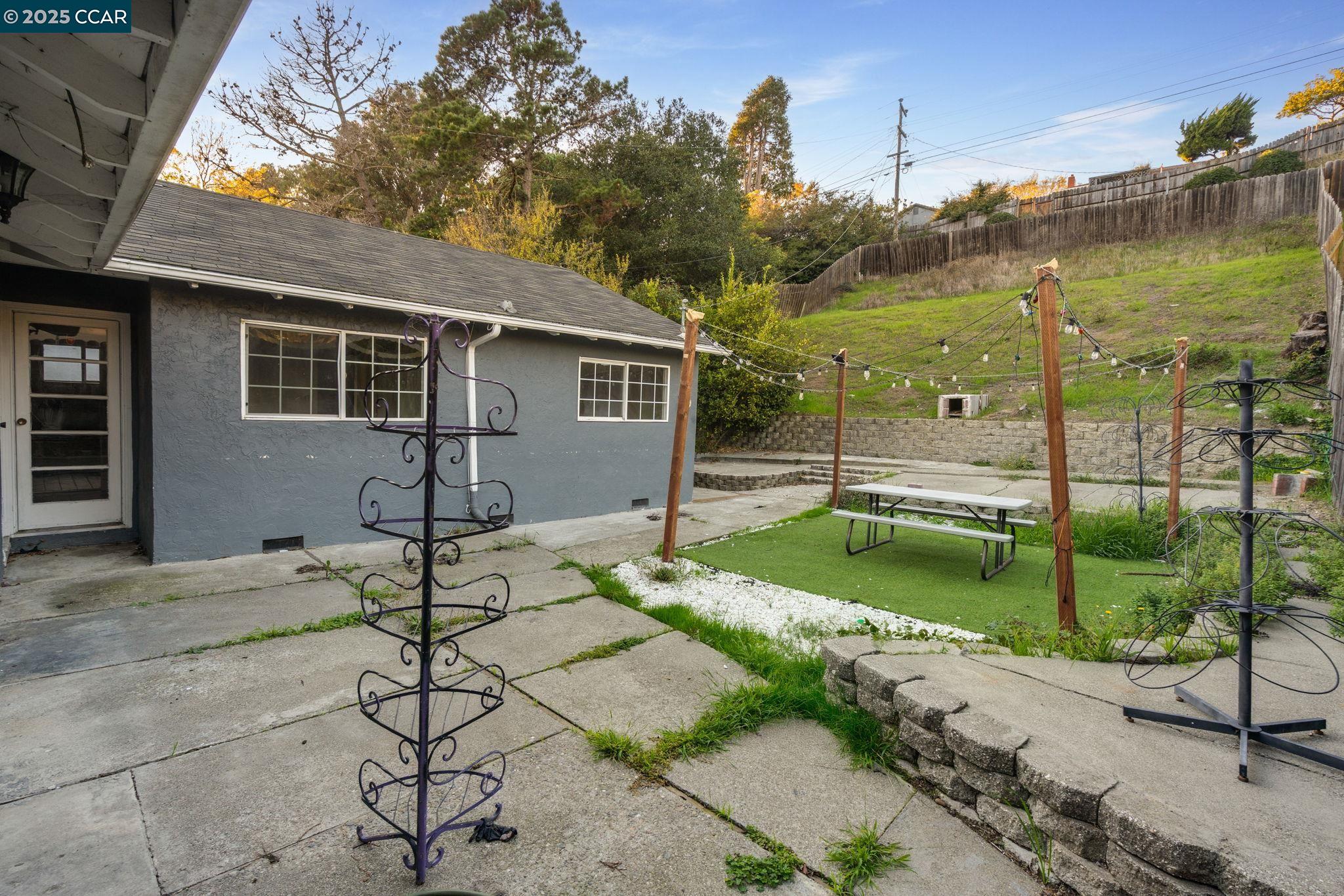 Detail Gallery Image 32 of 45 For 2901 Canterbury Dr, Richmond,  CA 94806 - 3 Beds | 2 Baths