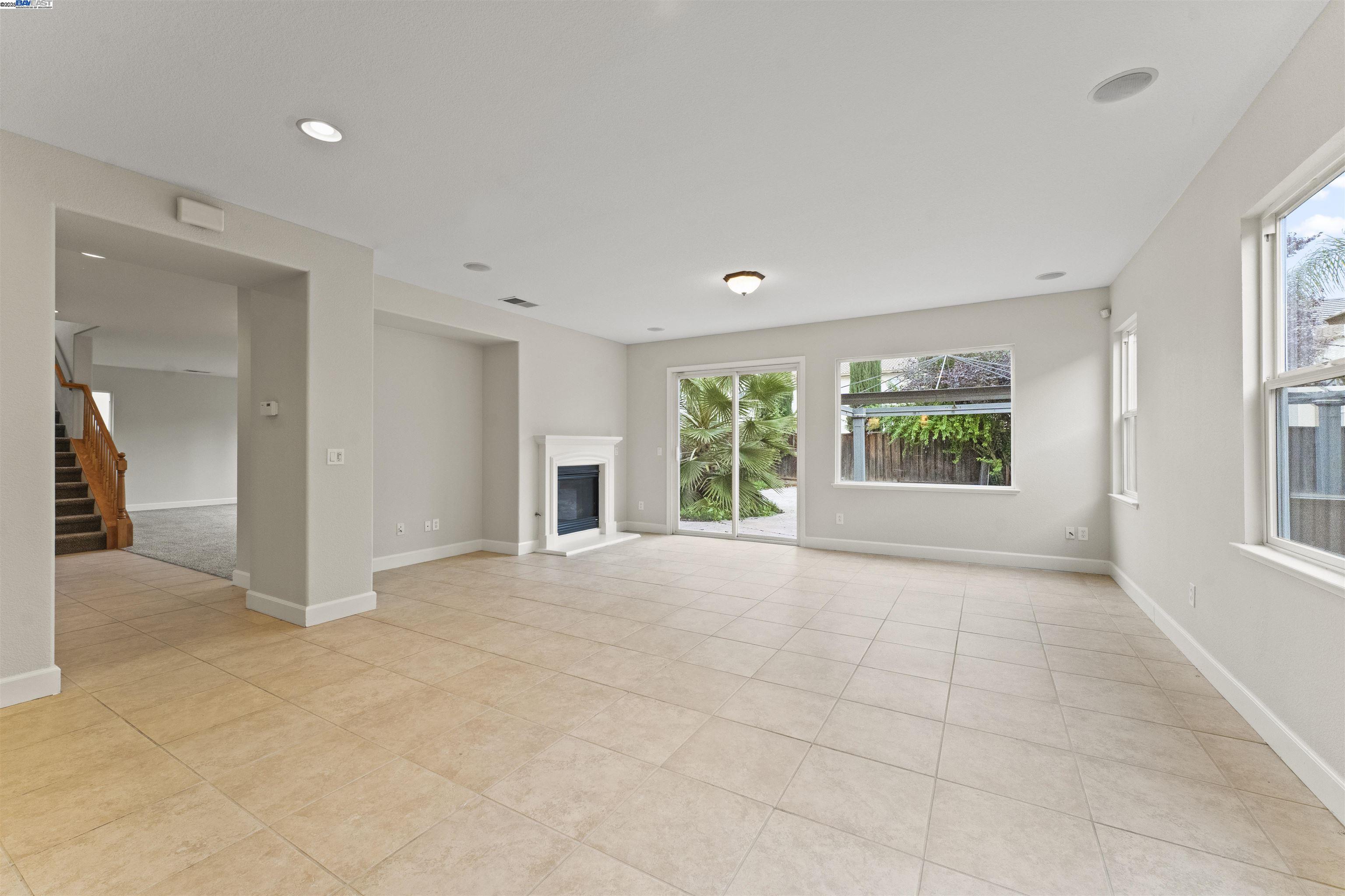 Detail Gallery Image 11 of 52 For 204 Daylily Ln, Patterson,  CA 95363 - 6 Beds | 3 Baths