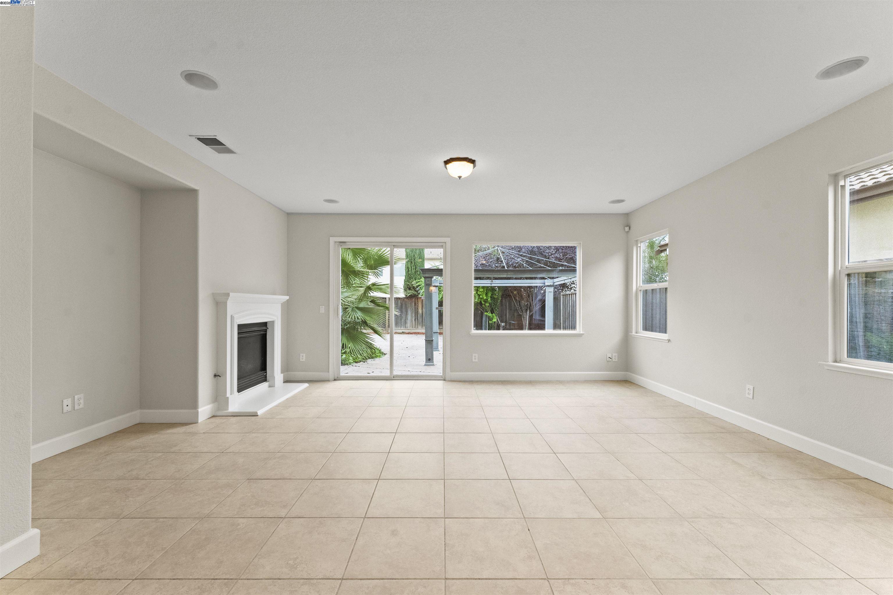 Detail Gallery Image 12 of 52 For 204 Daylily Ln, Patterson,  CA 95363 - 6 Beds | 3 Baths