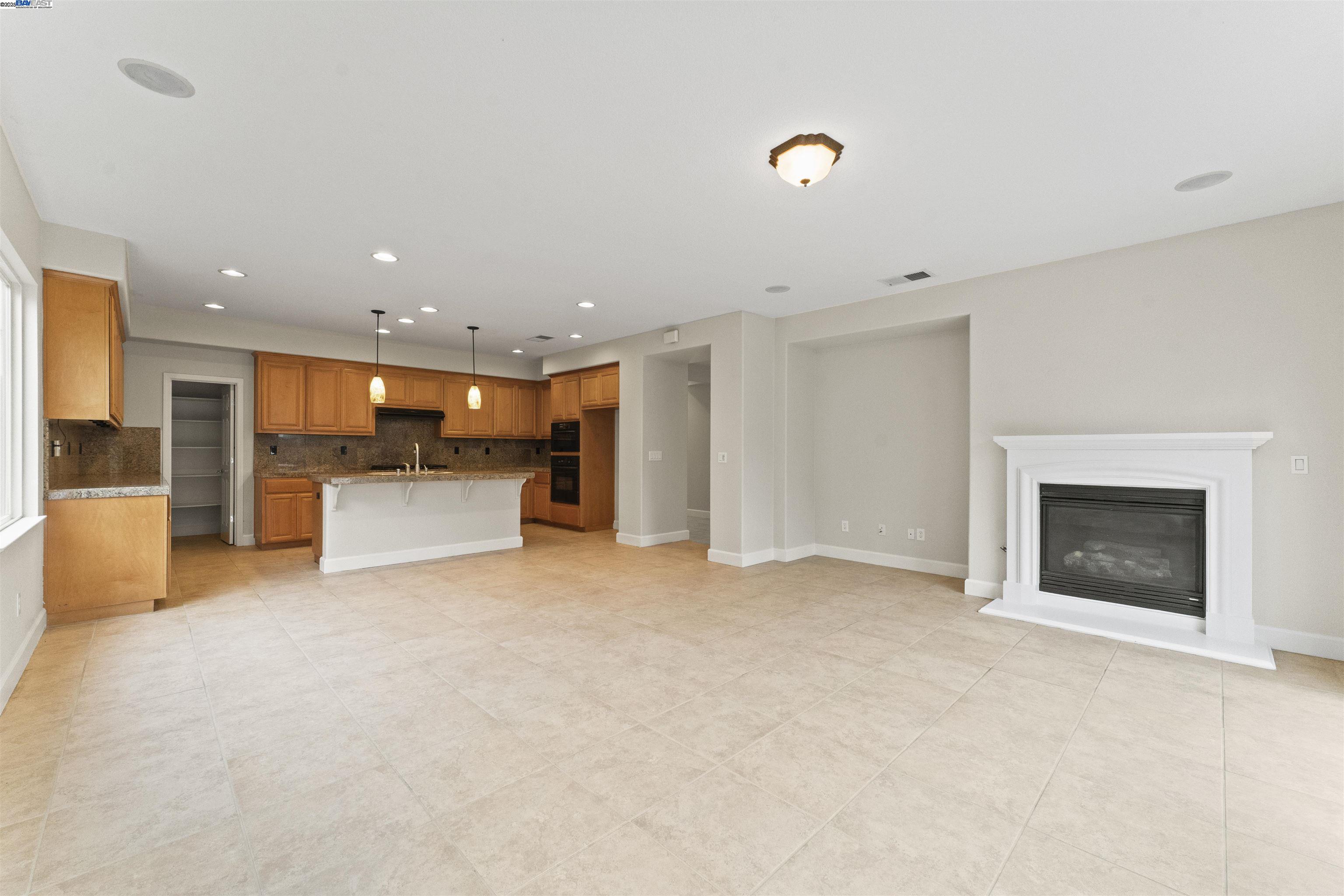 Detail Gallery Image 14 of 52 For 204 Daylily Ln, Patterson,  CA 95363 - 6 Beds | 3 Baths