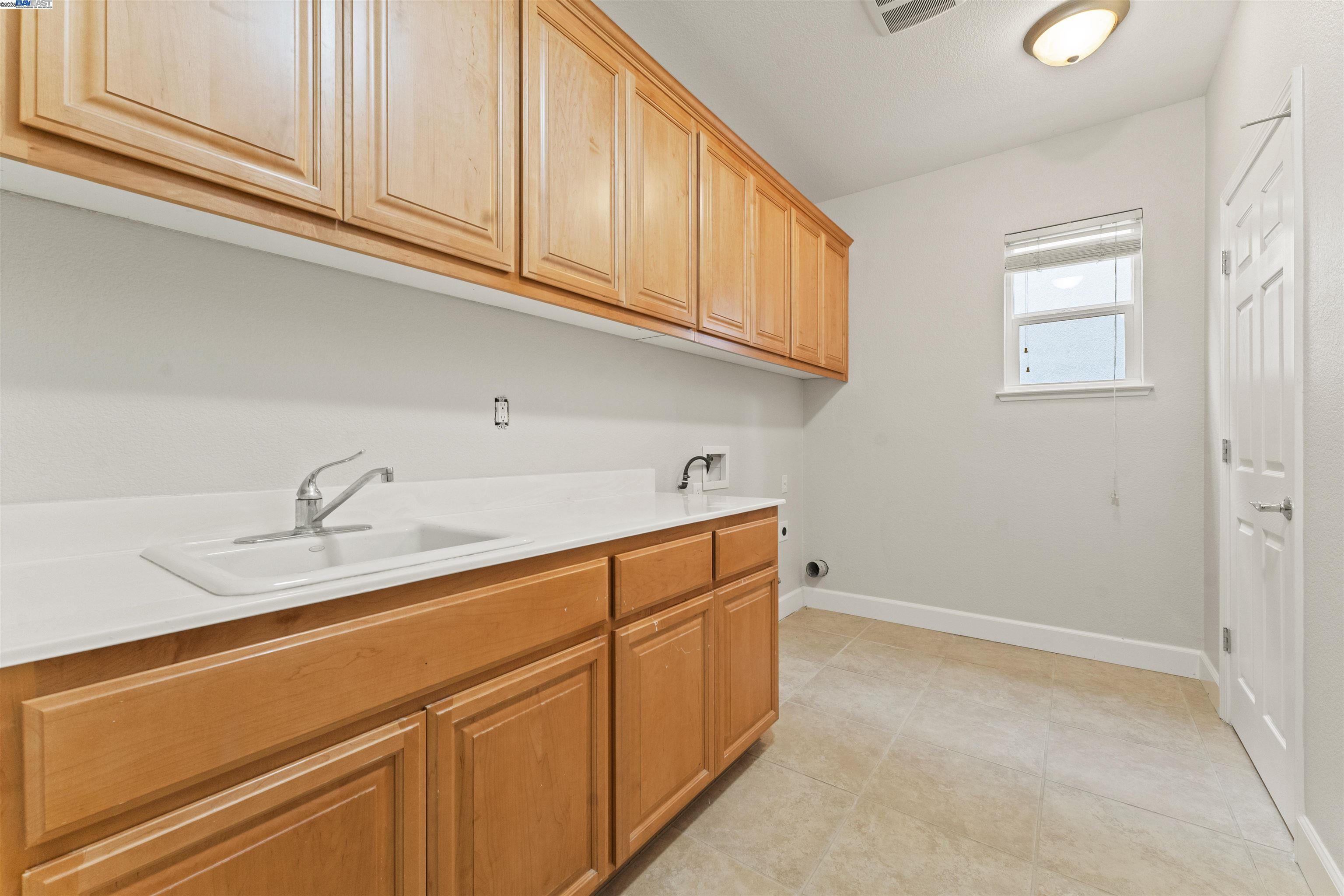 Detail Gallery Image 23 of 52 For 204 Daylily Ln, Patterson,  CA 95363 - 6 Beds | 3 Baths