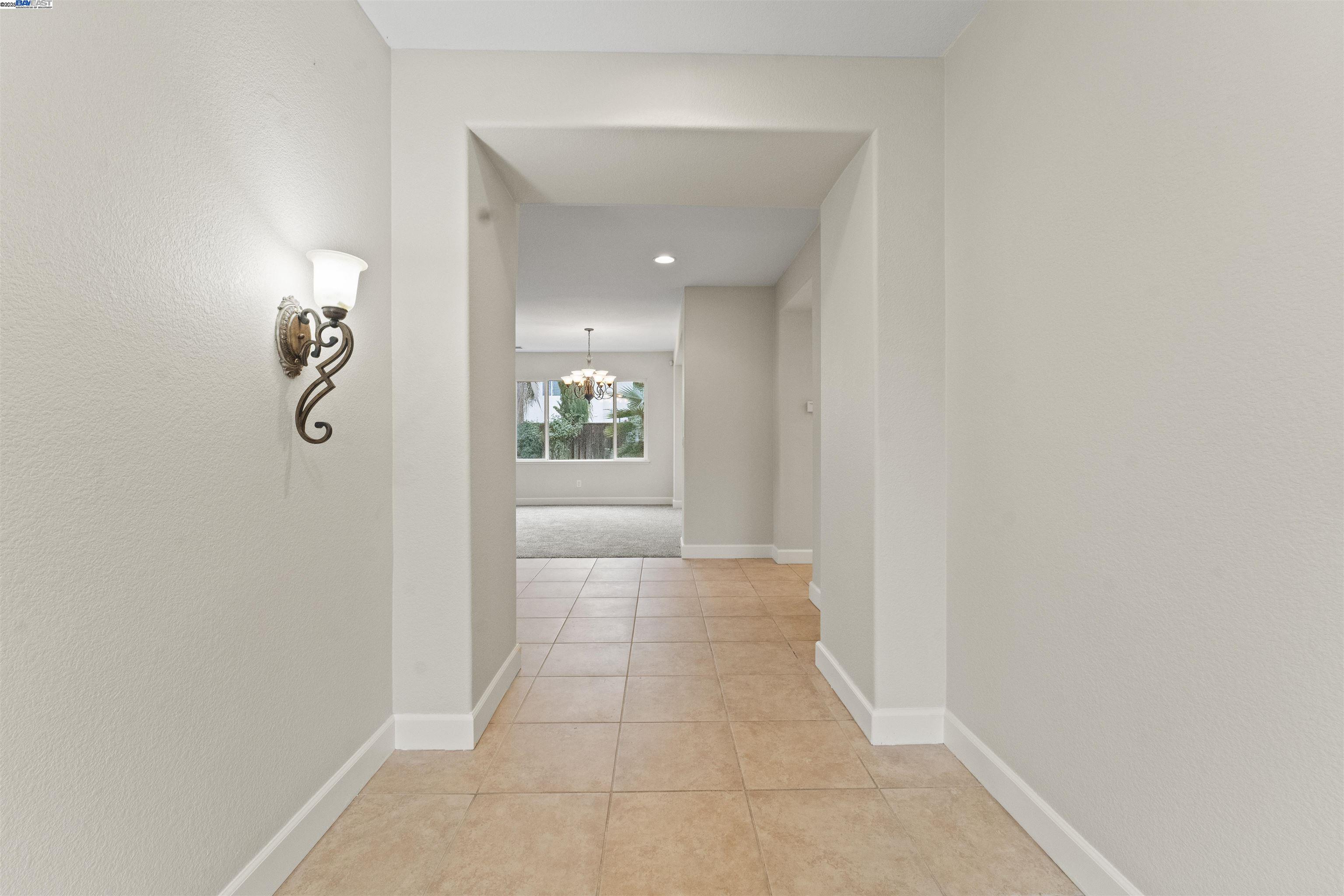 Detail Gallery Image 4 of 52 For 204 Daylily Ln, Patterson,  CA 95363 - 6 Beds | 3 Baths