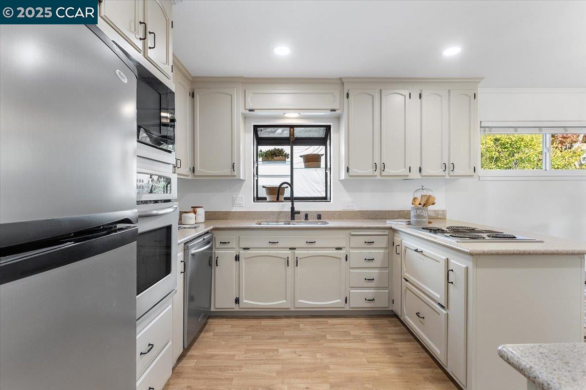 Detail Gallery Image 15 of 56 For 4604 Lawrence Dr, Castro Valley,  CA 94546 - 3 Beds | 3 Baths