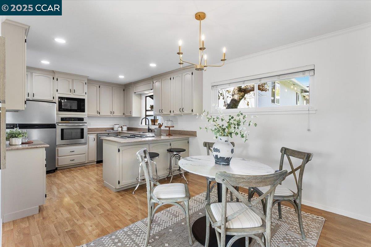 Detail Gallery Image 21 of 56 For 4604 Lawrence Dr, Castro Valley,  CA 94546 - 3 Beds | 3 Baths