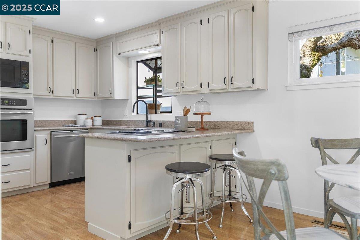 Detail Gallery Image 22 of 56 For 4604 Lawrence Dr, Castro Valley,  CA 94546 - 3 Beds | 3 Baths