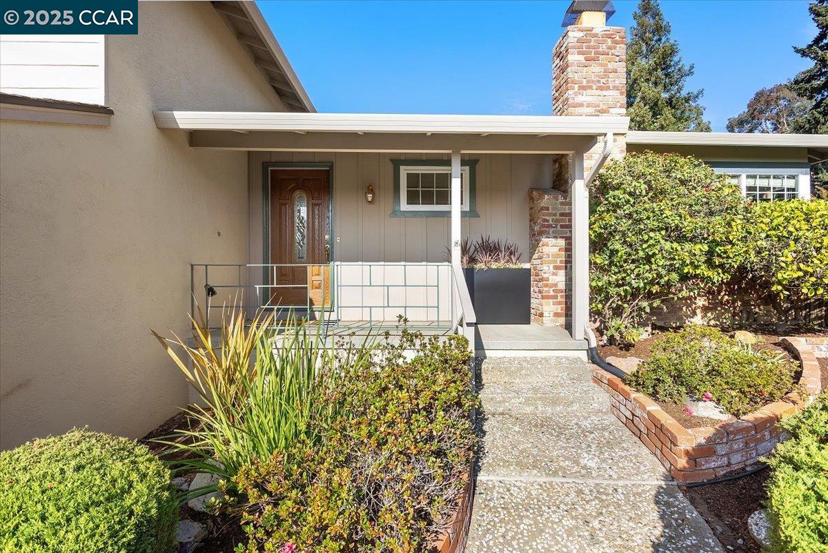 Detail Gallery Image 4 of 56 For 4604 Lawrence Dr, Castro Valley,  CA 94546 - 3 Beds | 3 Baths