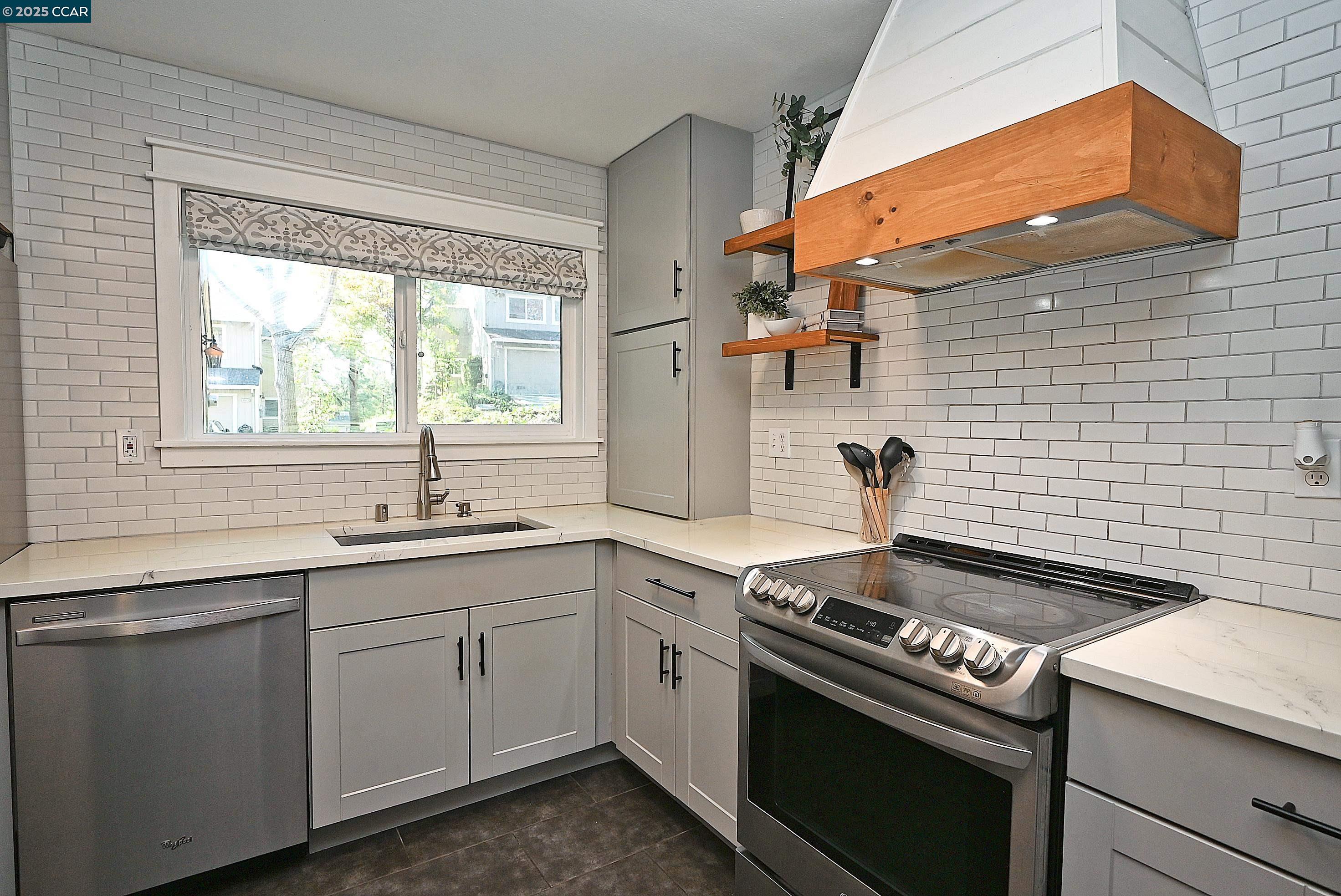 Detail Gallery Image 10 of 51 For 2514 Fern Leaf Ln, Martinez,  CA 94553-4343 - 3 Beds | 2/1 Baths