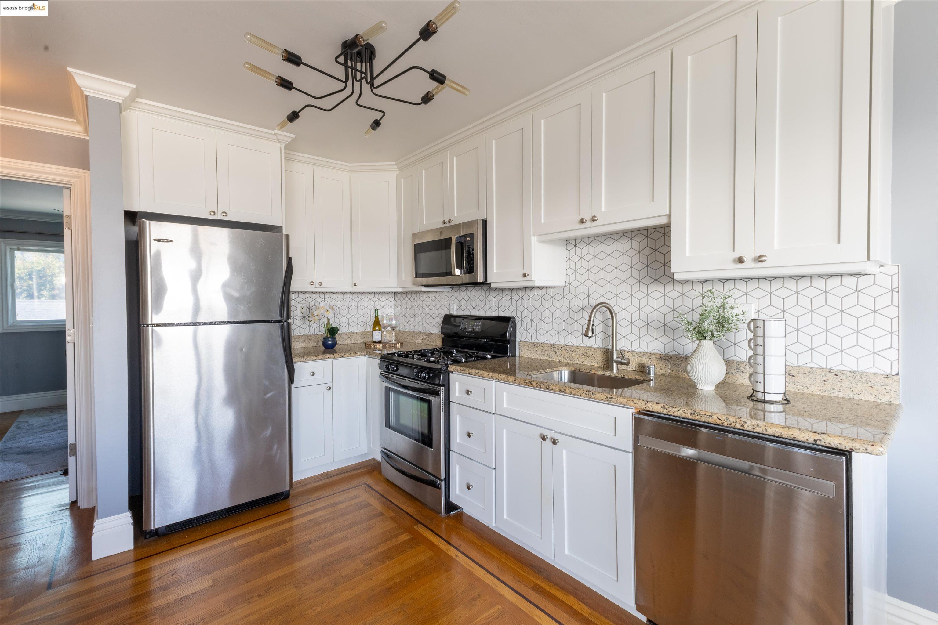 Detail Gallery Image 11 of 22 For 661 Peralta Ave Unit 3, San Francisco,  CA 94110 - 1 Beds | 1 Baths